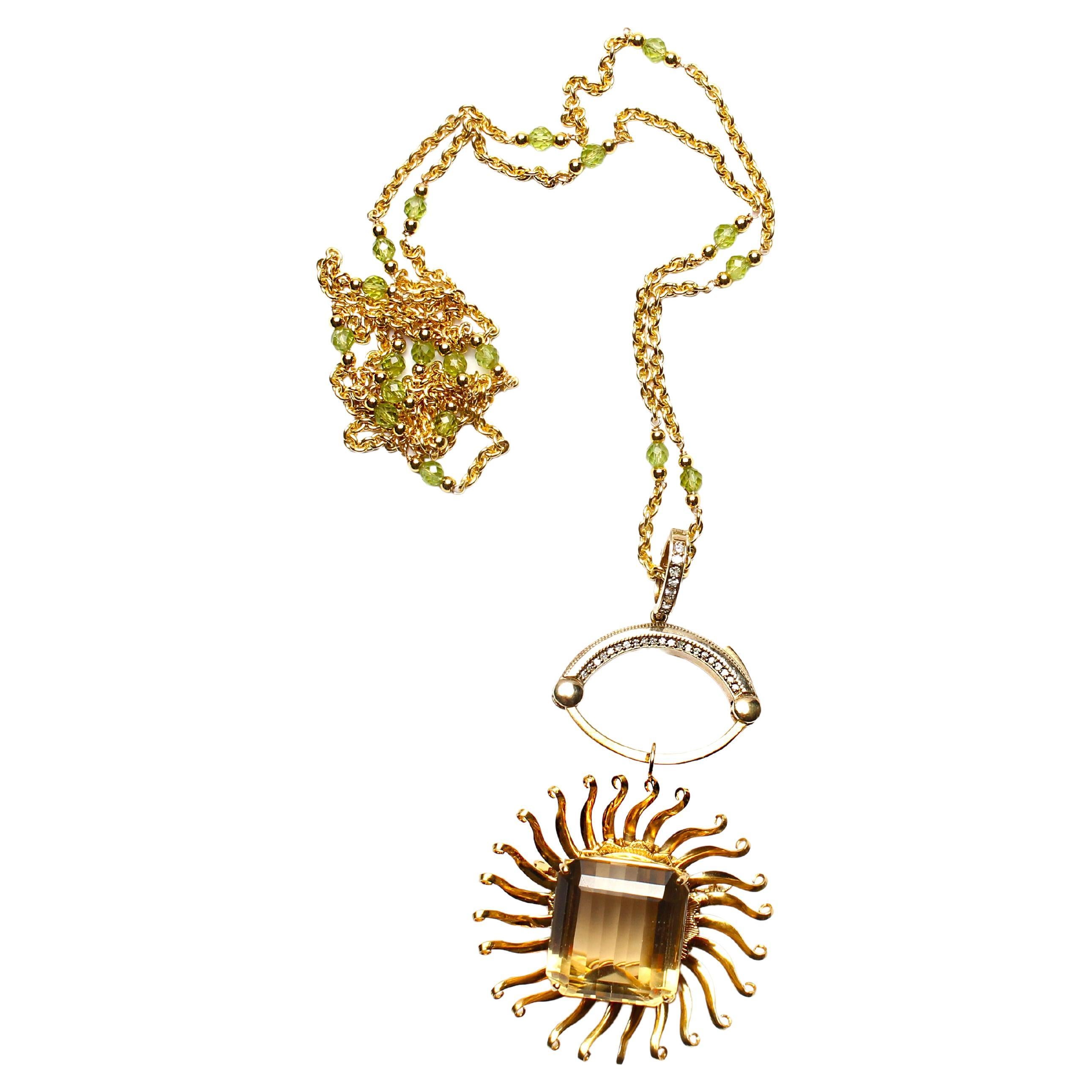 Clarissa Bronfman, collier en or 14 carats avec péridots et pendentif soleil en topaze jaune en vente