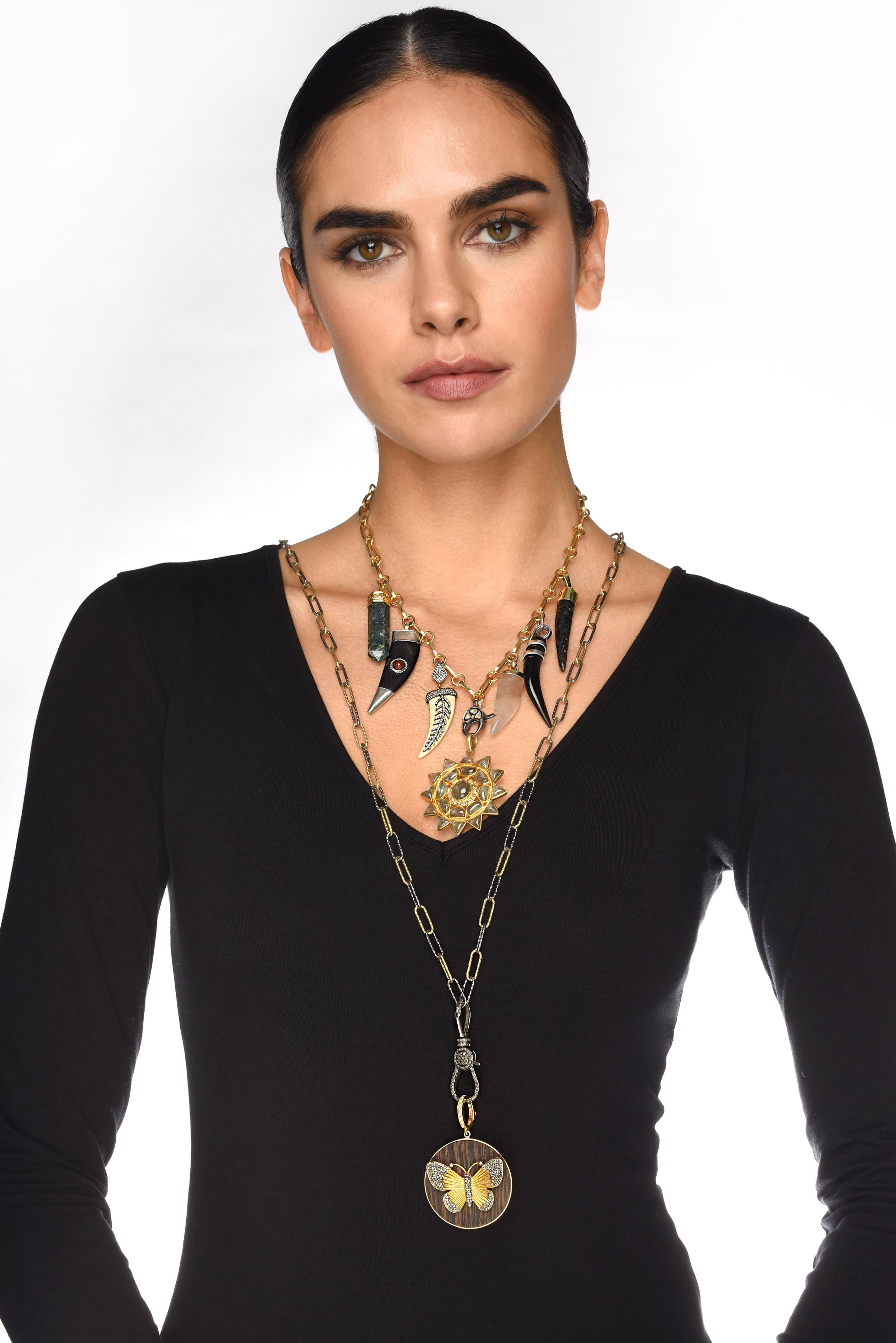 La catena a maglie personalizzata è composta da:
- Lunghezza totale di 18 pollici
- Oro giallo massiccio 14k
- 63,3 grammi

Il ciondolo Signature Butterfly Ebony è composto da:
- Larghezza 1,65