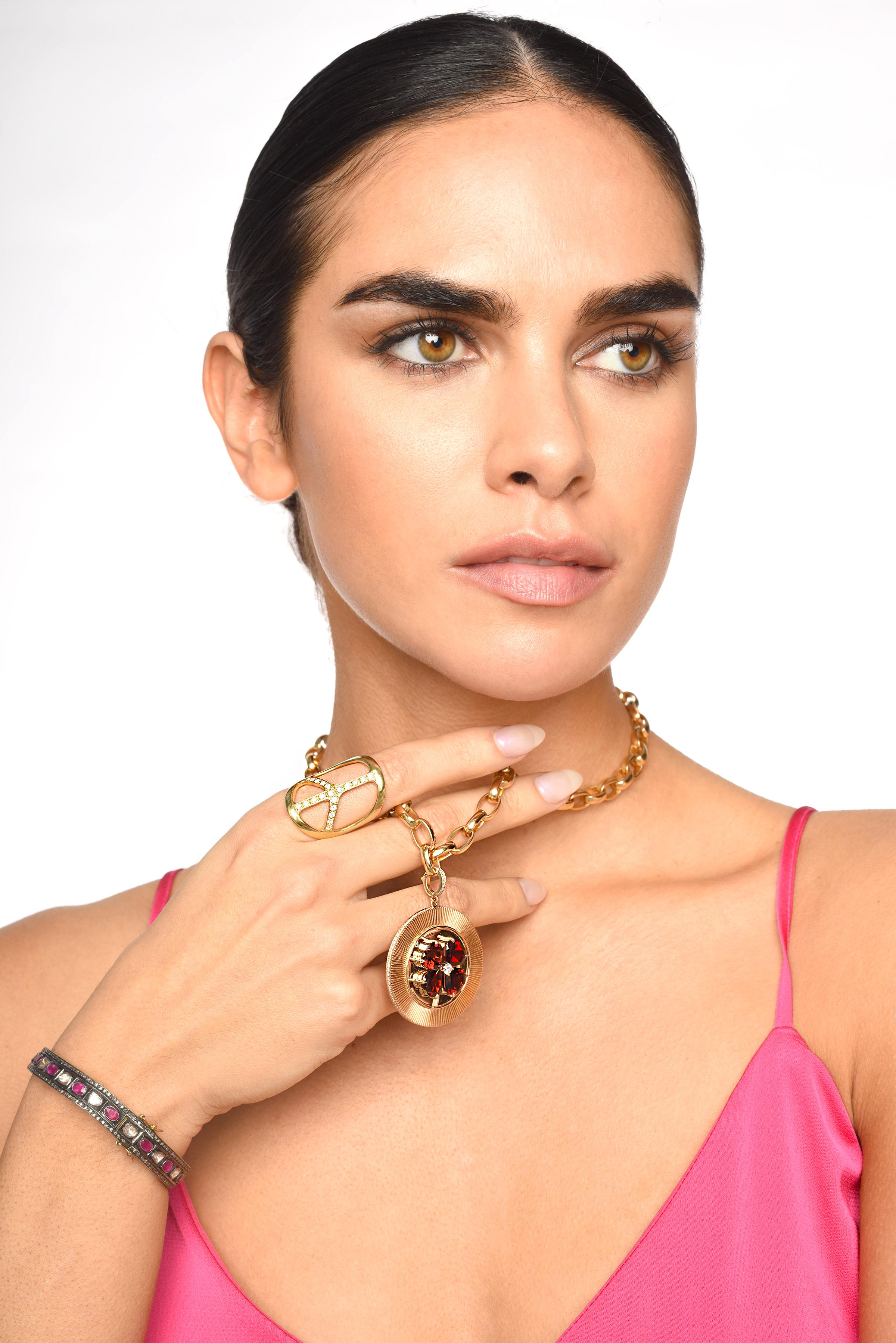 ClariSSA BRONFMAN Chaîne à maillons en or massif 14 carats et ébène, perle, saphir et œil maléfique en vente 2