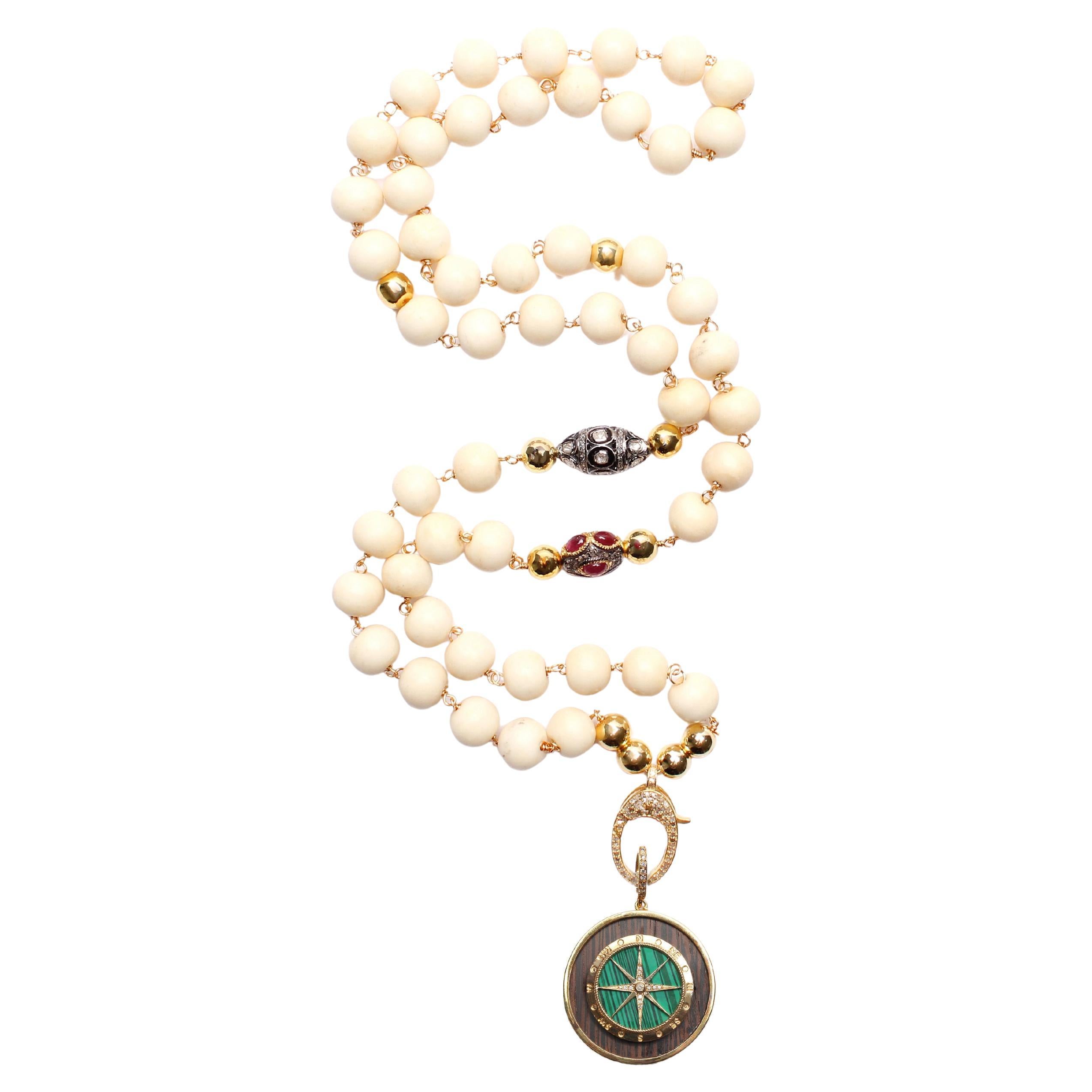CLARISSA BRONFMAN Collar de oro de 14 quilates, malaquita, ébano, brújula y rubí de hueso