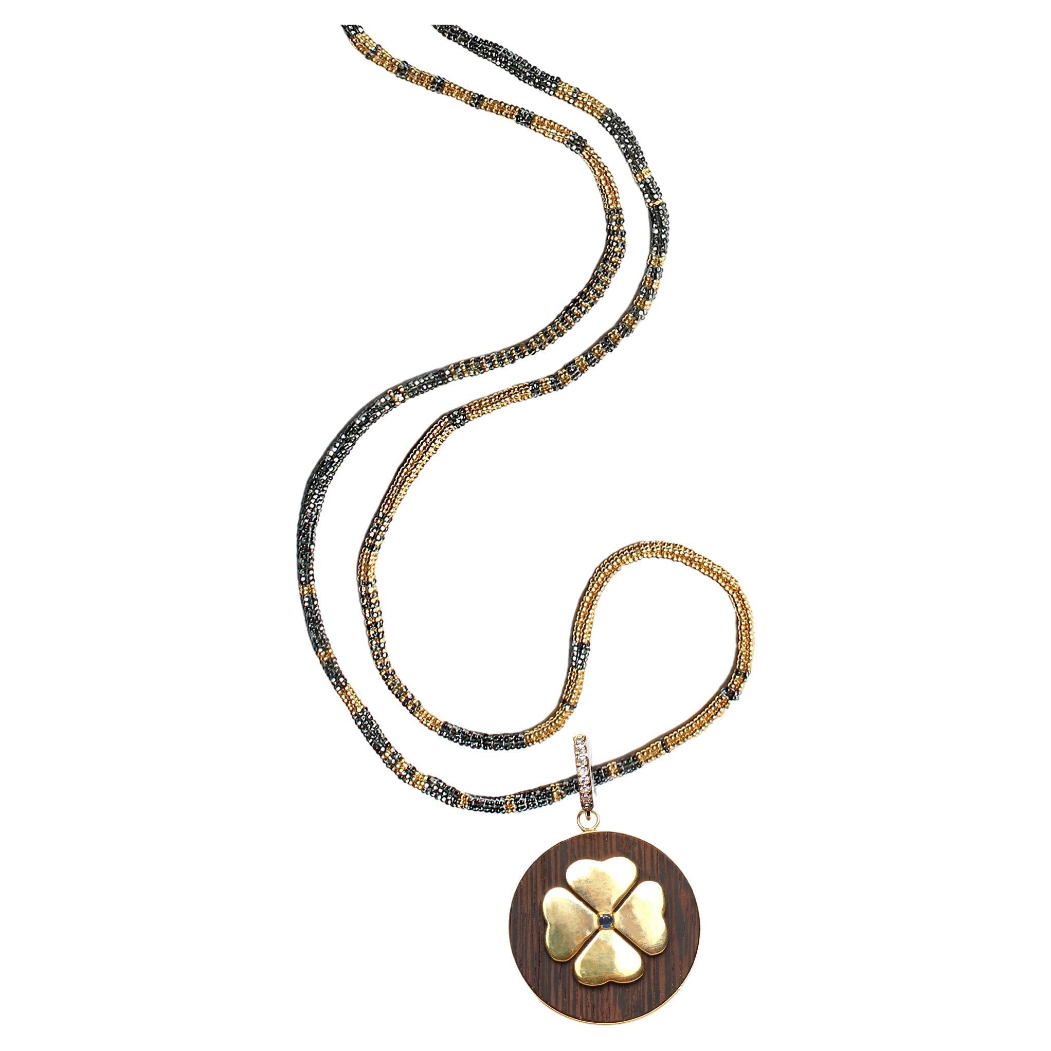Clarissa Bronfman, ciondolo a forma di trifoglio in oro 14k con zaffiro e ebano, collana Alonso in oro grigio