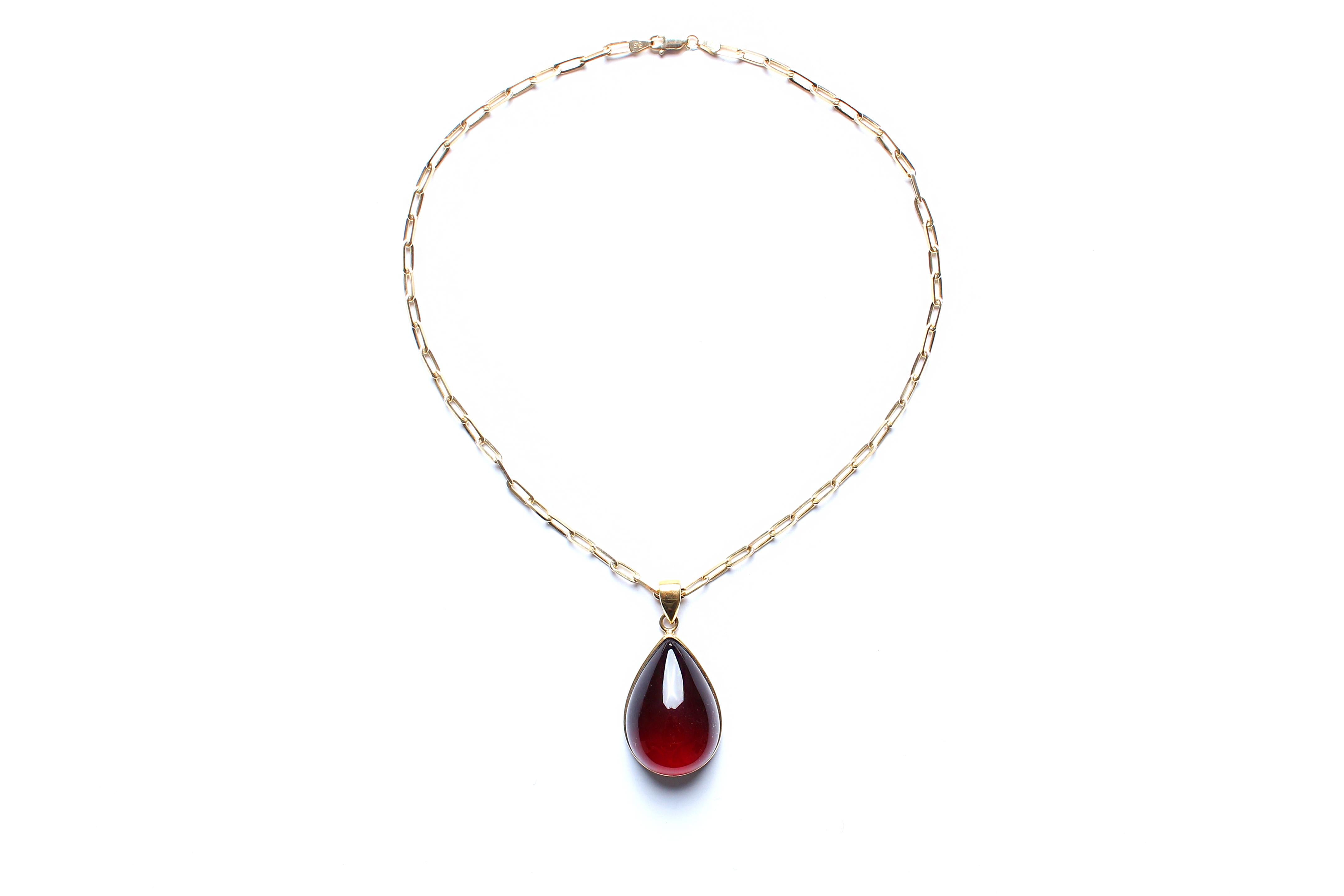 Taglio misto Catena d'oro Clarissa Bronfman 14k Silver Paperclip con ciondolo in ambra color ciliegia in vendita