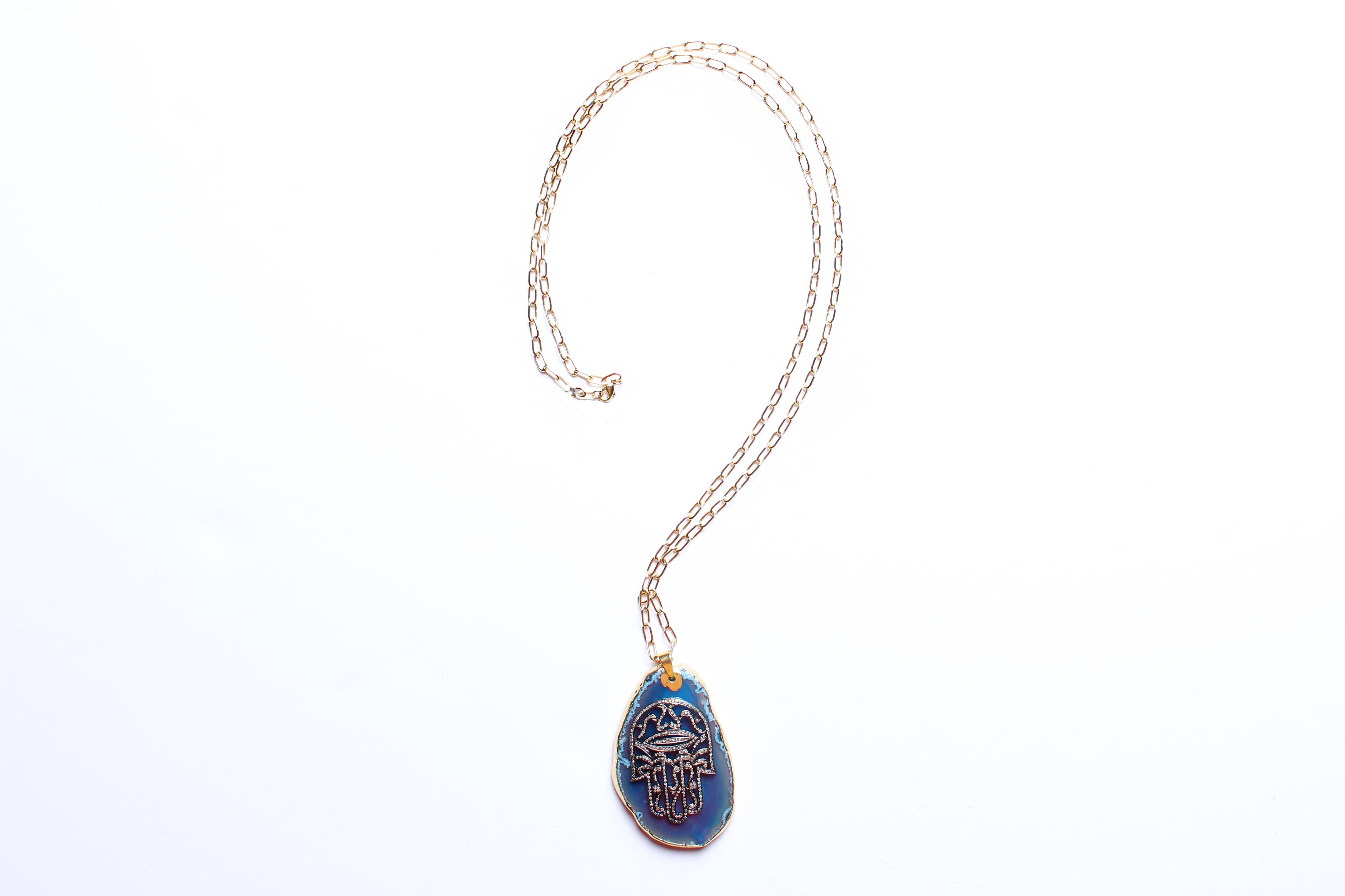 Taille mixte Clarissa Bronfman, collier pendentif Hamsa en agate, diamants et chaîne en or 14 carats en vente