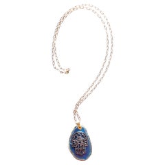 Clarissa Bronfman, collier pendentif Hamsa en agate, diamants et chaîne en or 14 carats