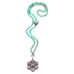 Clarissa Bronfman, collier pendentif en agate, diamants, rubis et perles de fleurs