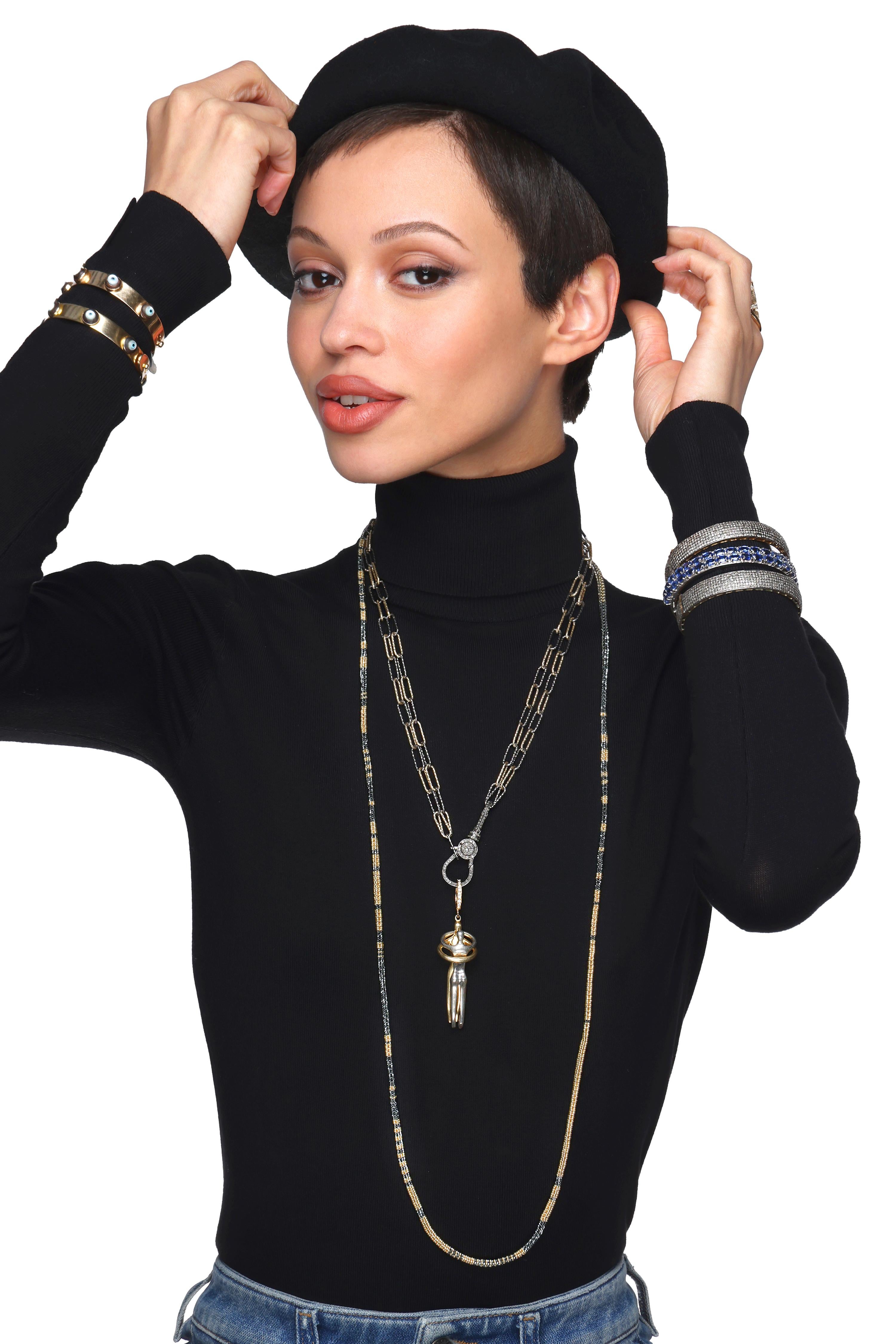 Contemporain Clarissa Bronfman Alonso, collier en or gris et pendentif compass à 3 breloques en or ébène en vente
