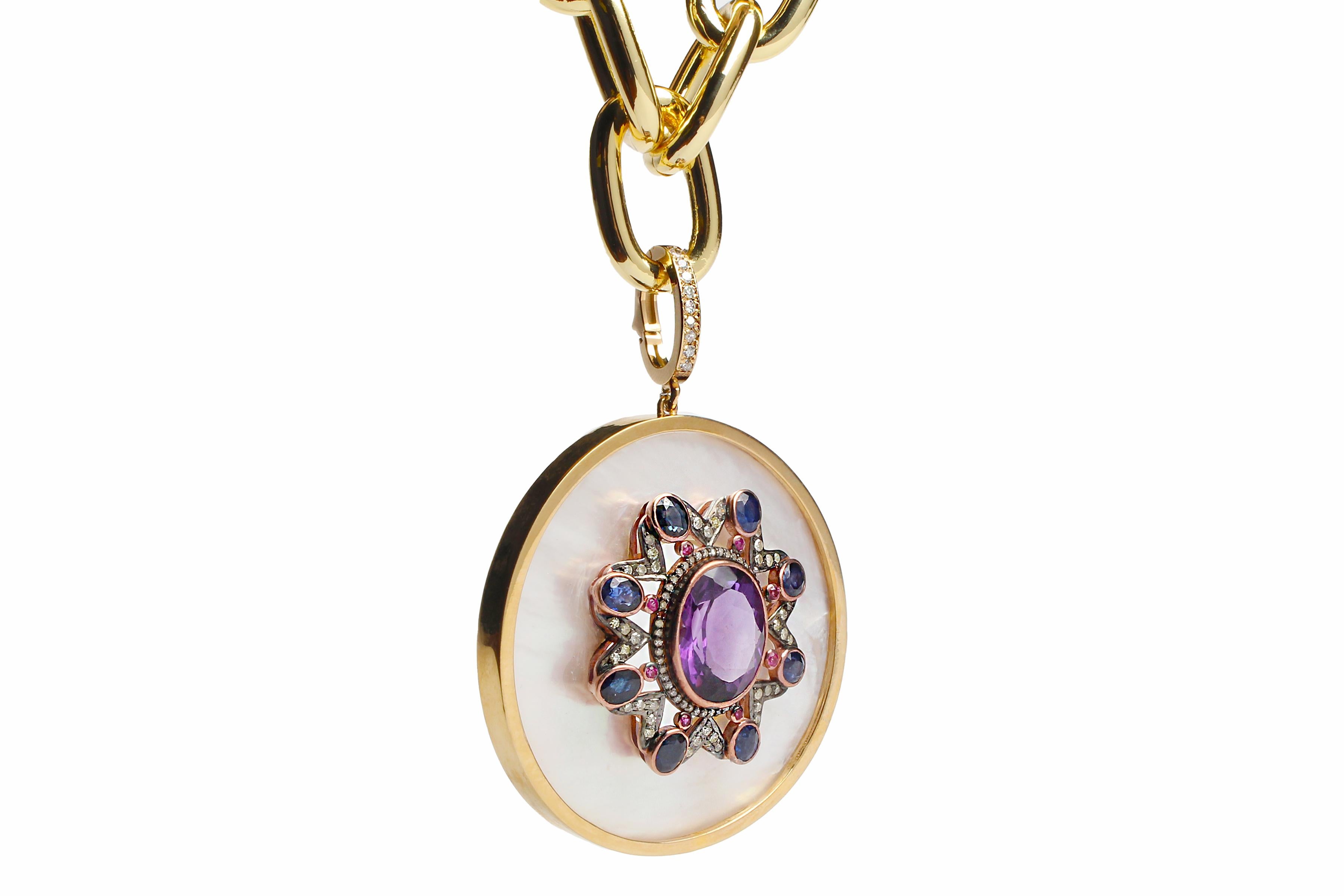 Contemporaneo Clarissa Bronfman Ciondolo con perle e zaffiro ametista e catena d'oro a maglie larghe in vendita