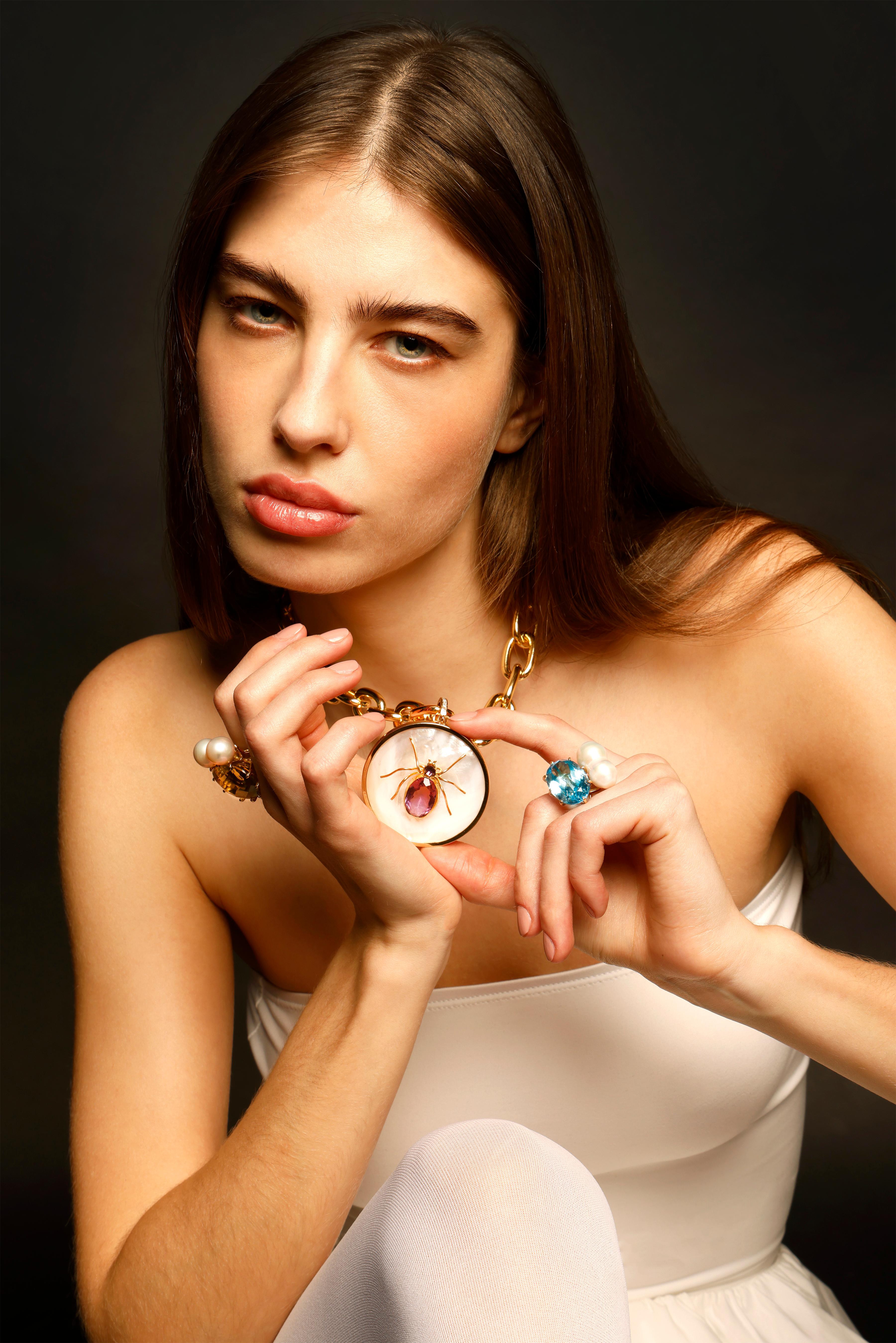 Contemporain CLARISSA BRONFMAN Amethyst Spider MotherofPearl Pendant & Chunky Gold Chain en vente