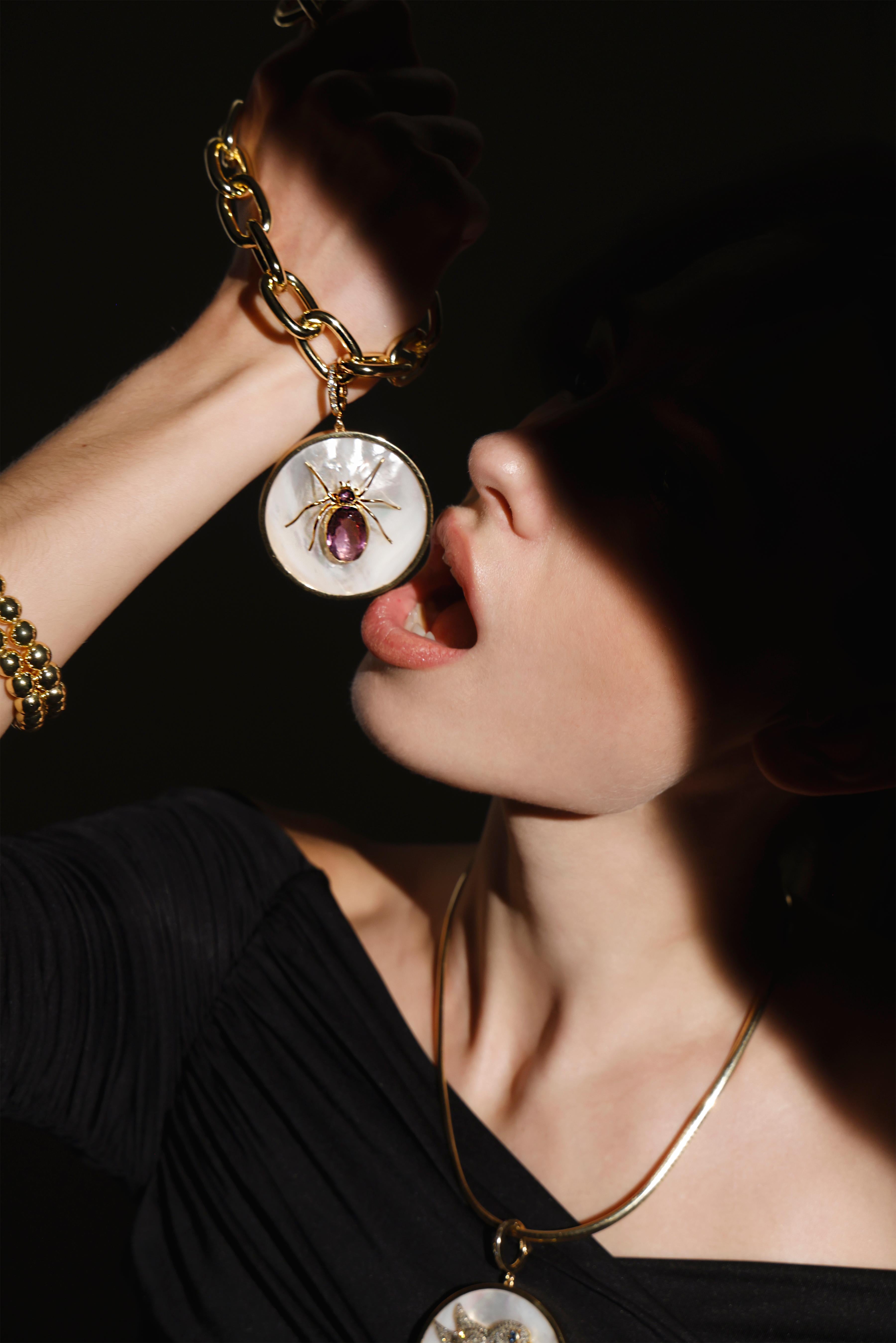 CLARISSA BRONFMAN Amethyst Spider MotherofPearl Pendant & Chunky Gold Chain Unisexe en vente