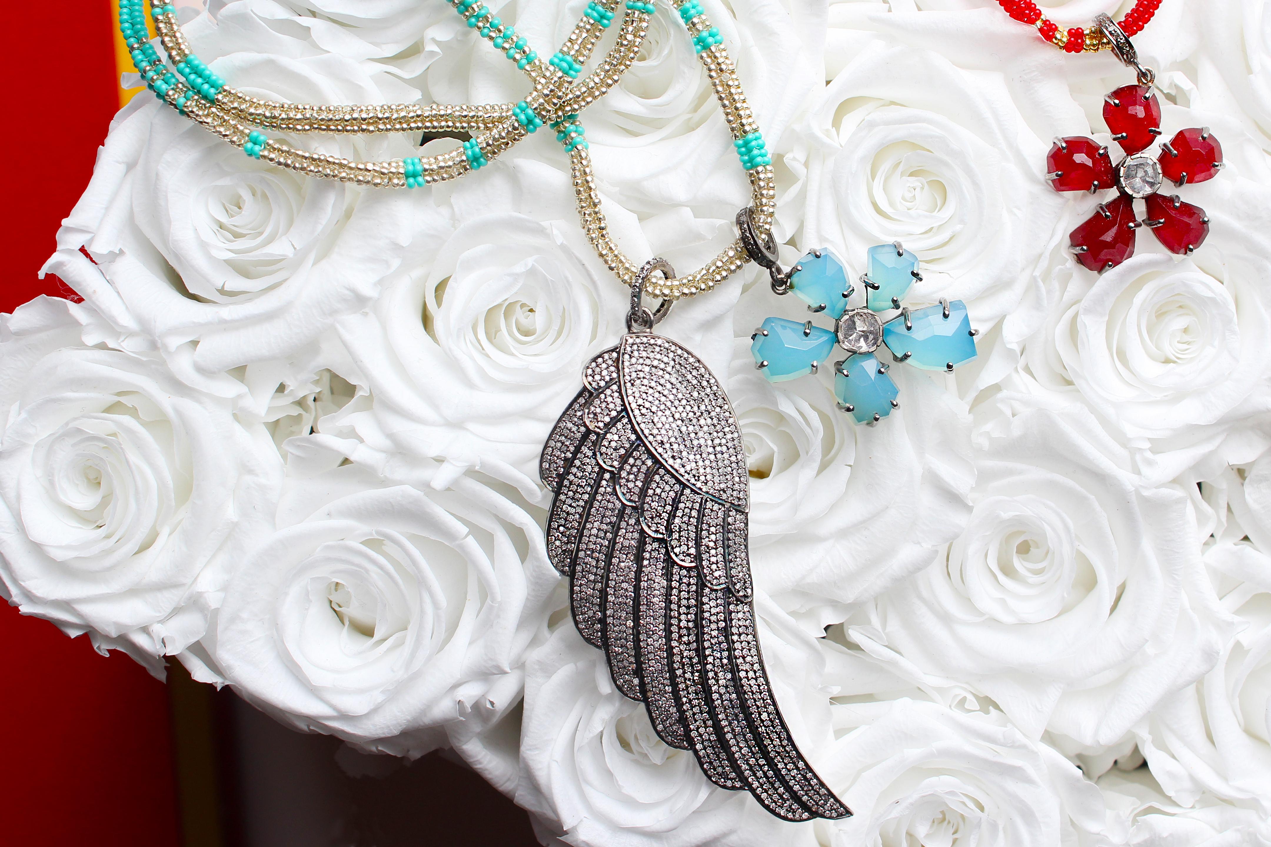 Clarissa Bronfman, agata blu, fiore di diamante su collana Alonso in argento blu. in vendita 1