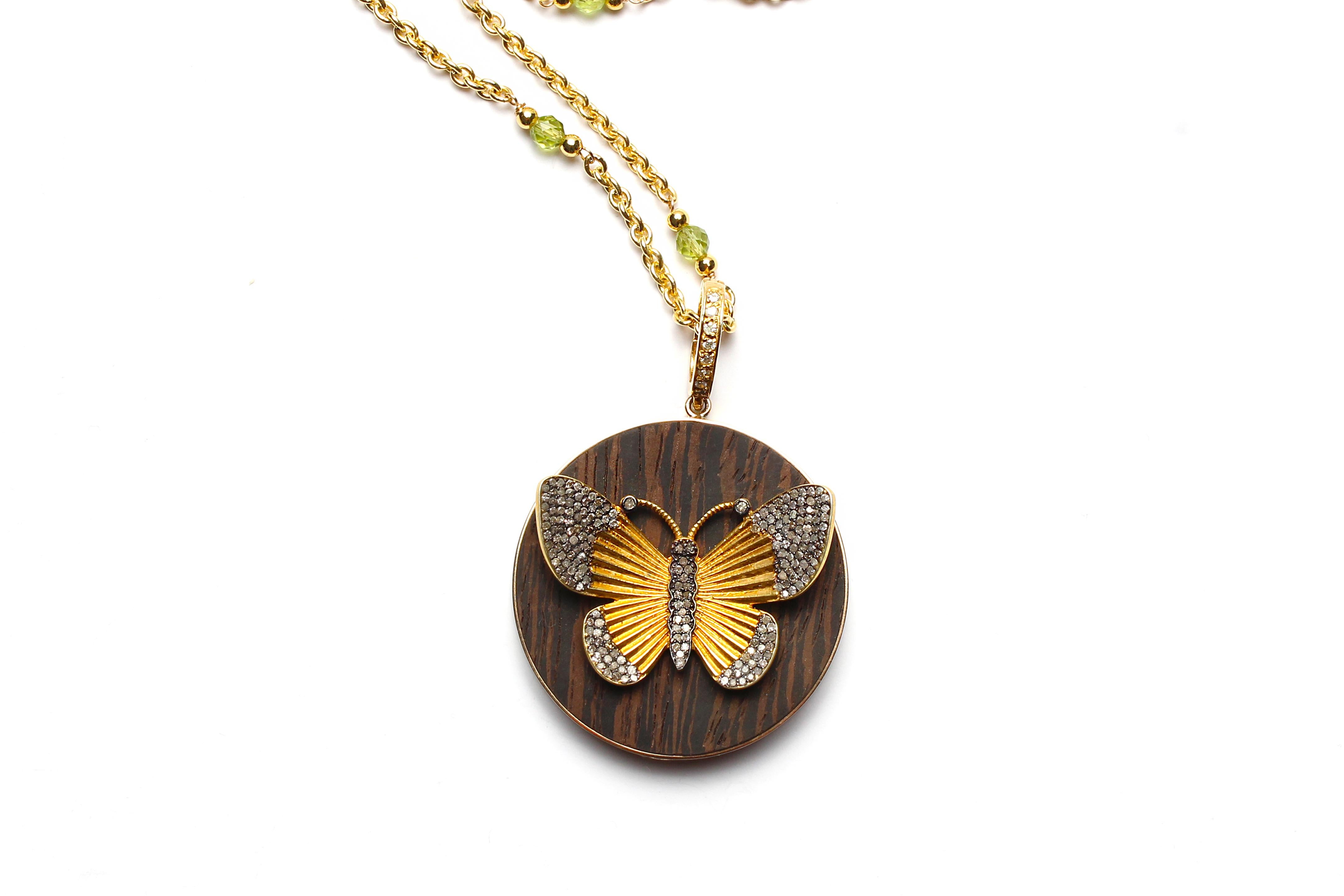 Contemporain Clarissa Bronfman Collier Caracas en or 14 carats avec péridot et pendentif papillon en ébène en vente
