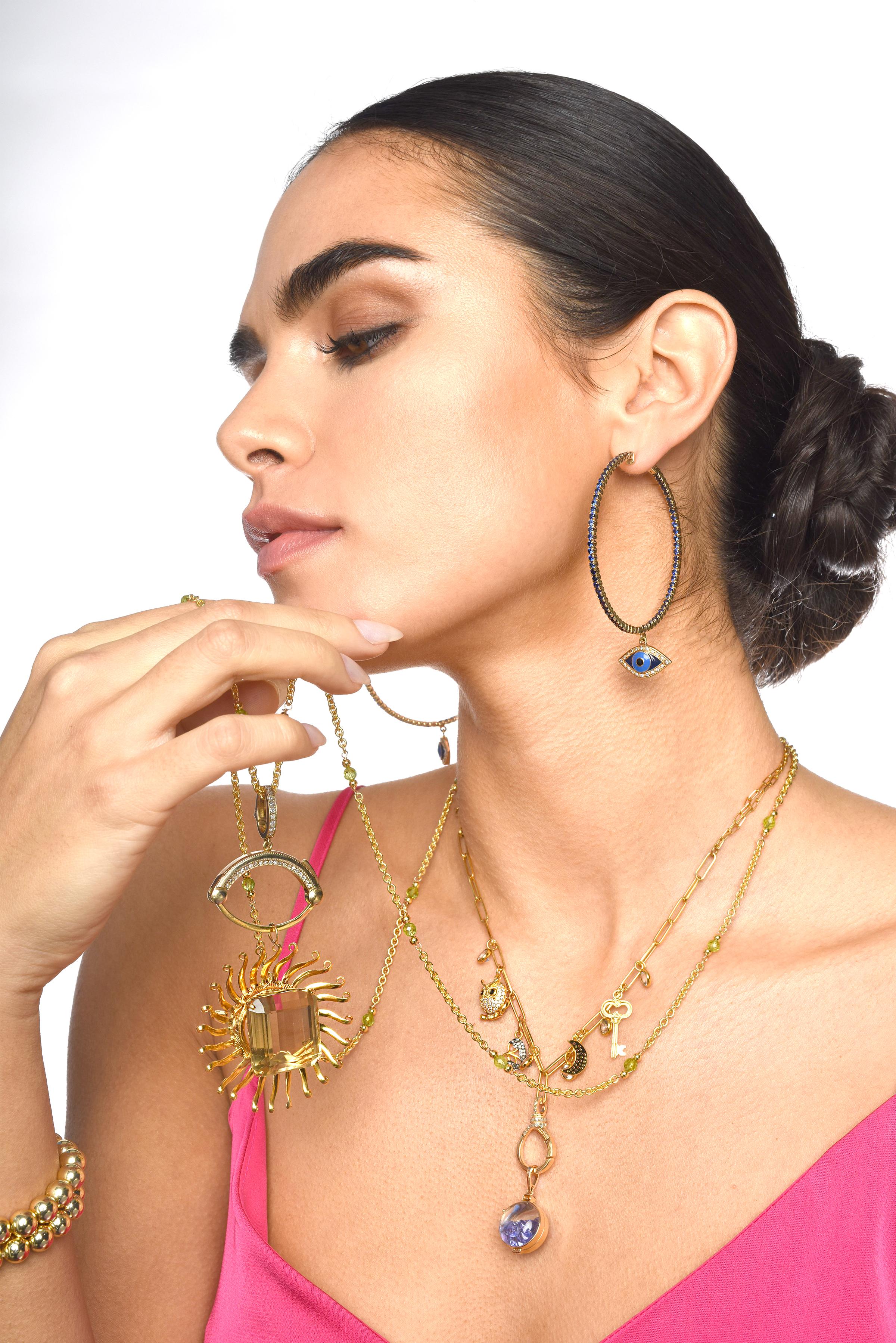 Clarissa Bronfman Collier Caracas en or 14 carats avec péridot et pendentif papillon en ébène Unisexe en vente