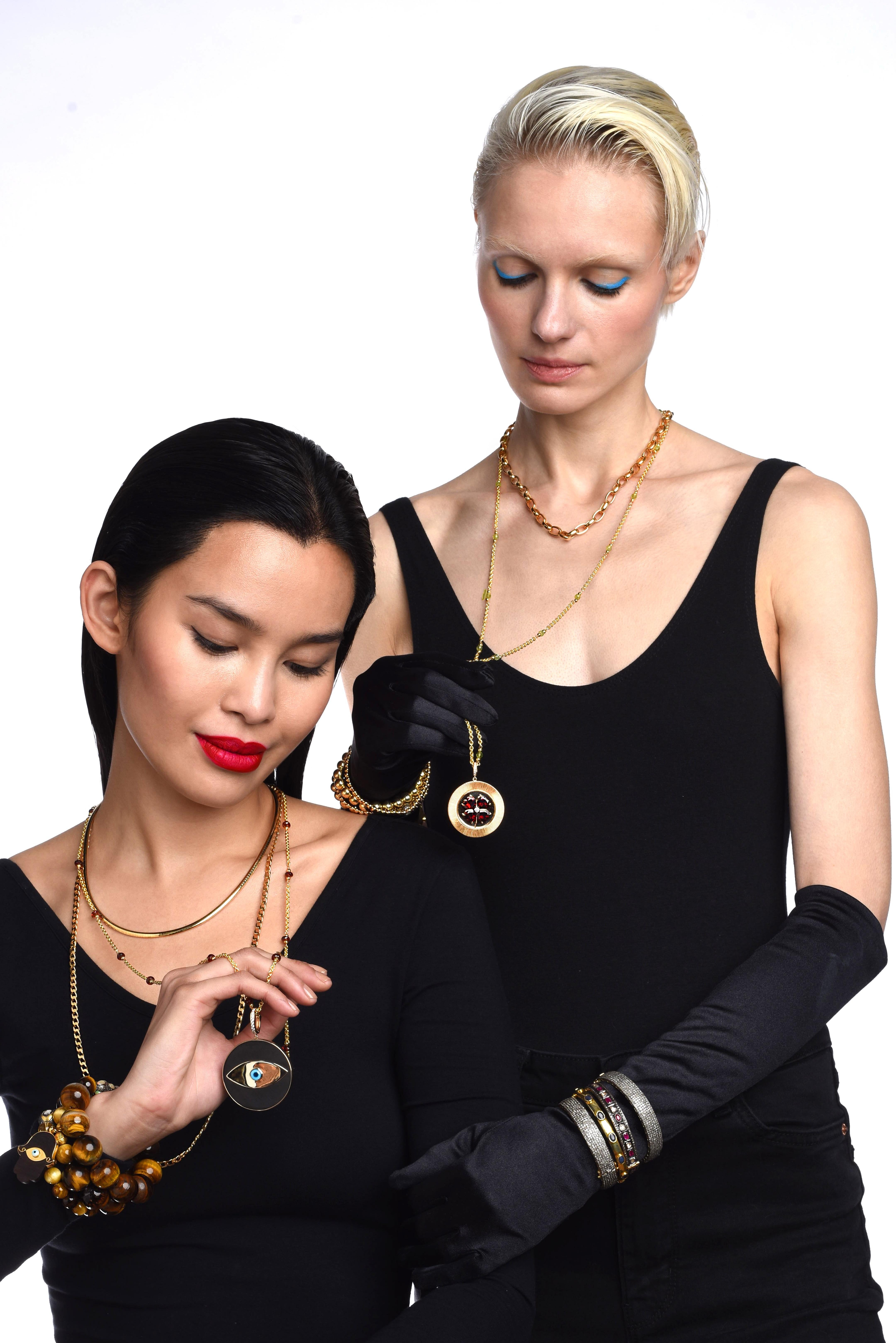 Clarissa Bronfman, collier pendentif médaillon en or massif 14 carats, grenat, trèfle et diamant Neuf - En vente à New York, NY