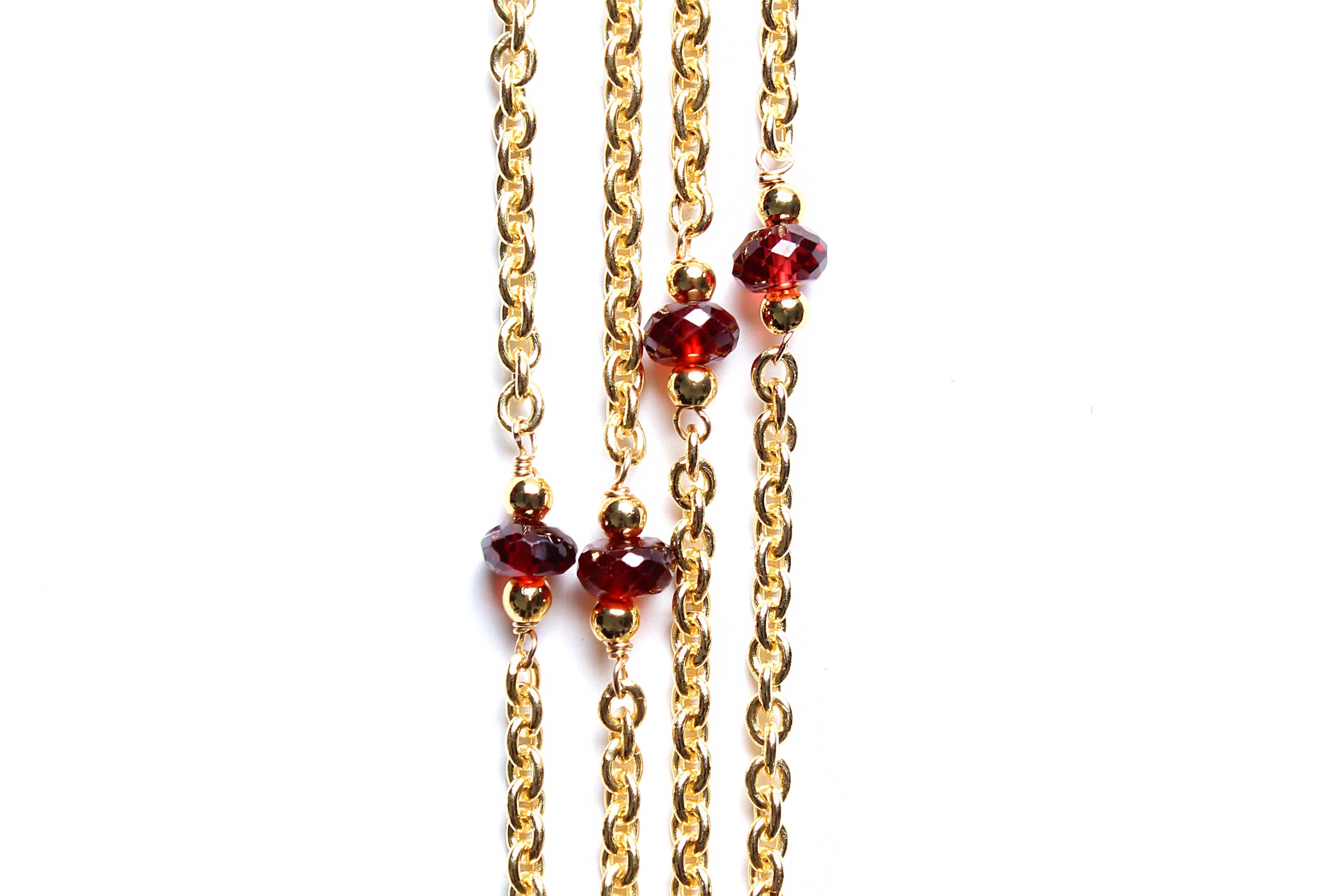 Clarissa Bronfman Medaglione con diamanti in oro 14k e granato in oro 18k In condizioni Nuovo in vendita a New York, NY