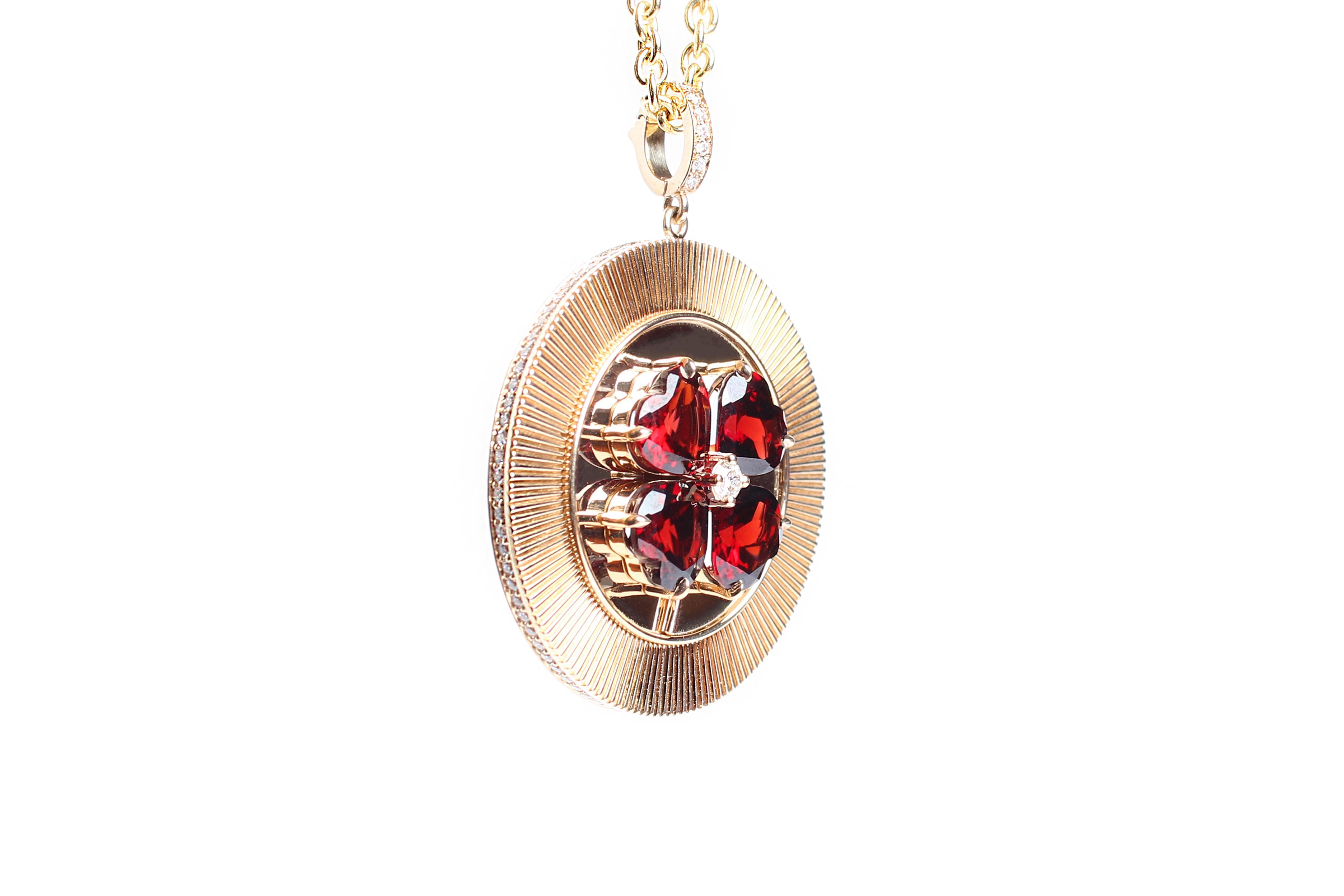 Clarissa Bronfman Medaglione con diamanti in oro 14k e granato in oro 18k in vendita 2
