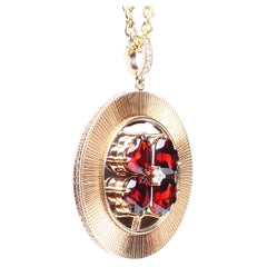 Clarissa Bronfman, collier pendentif médaillon en or massif 14 carats, grenat, trèfle et diamant