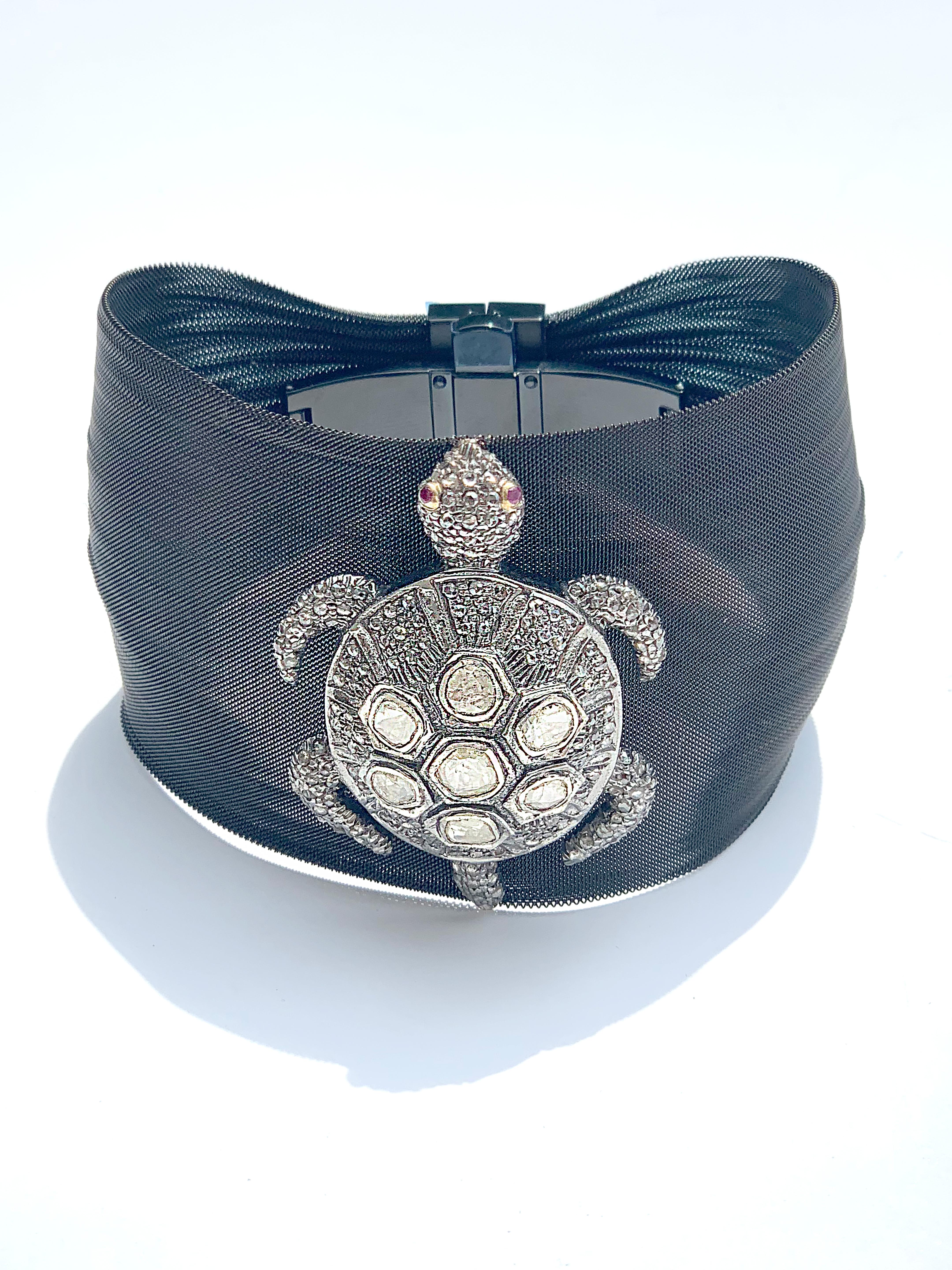 Clarissa Bronfman Schildkrötenarmband aus anthrazitfarbenem Silber mit Diamanten im Rosenschliff und Rubinen im Angebot 9