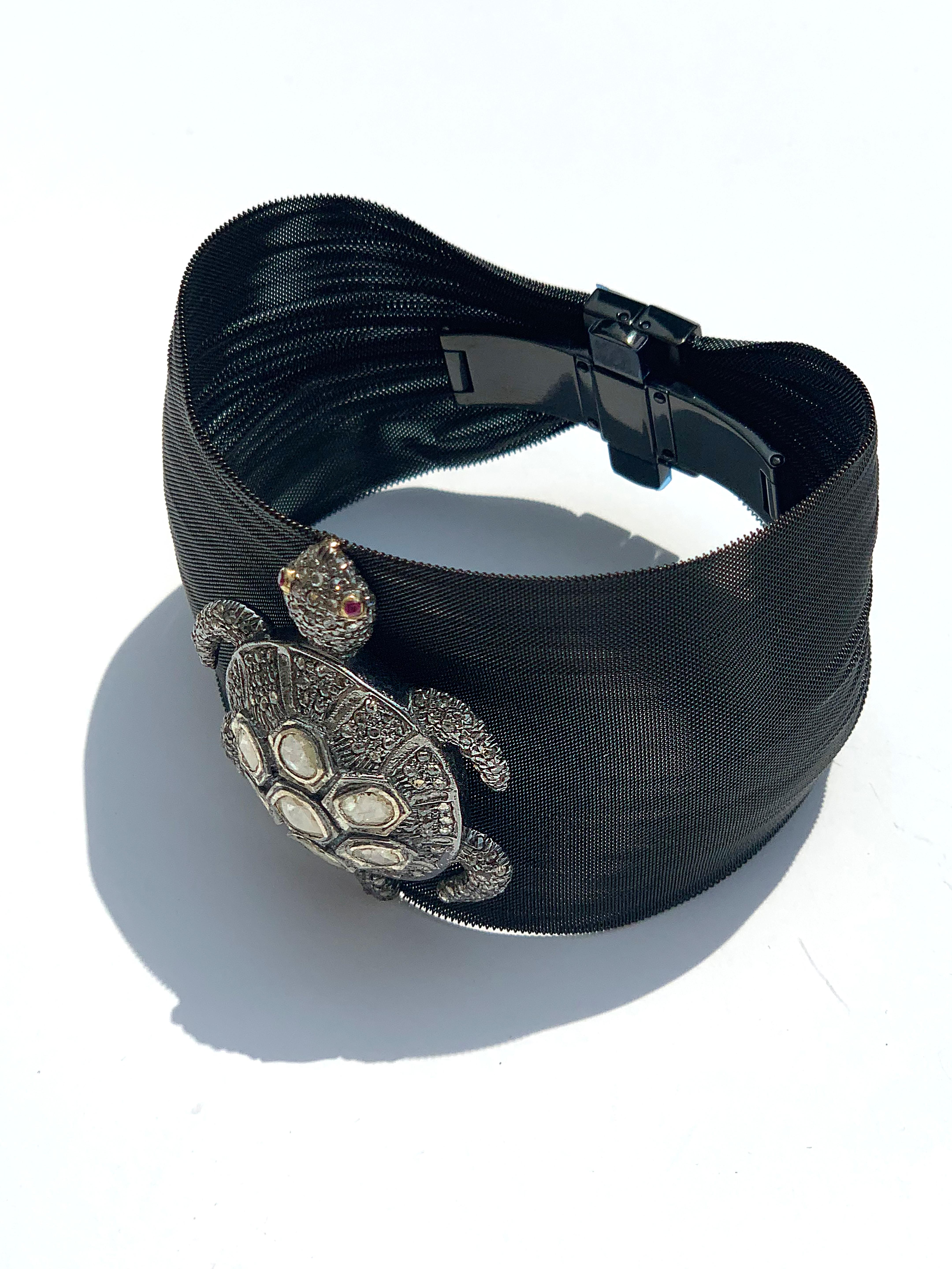 Clarissa Bronfman Bracelet tortue en maille d'argent anthracite, diamants taille rose et rubis en vente 9