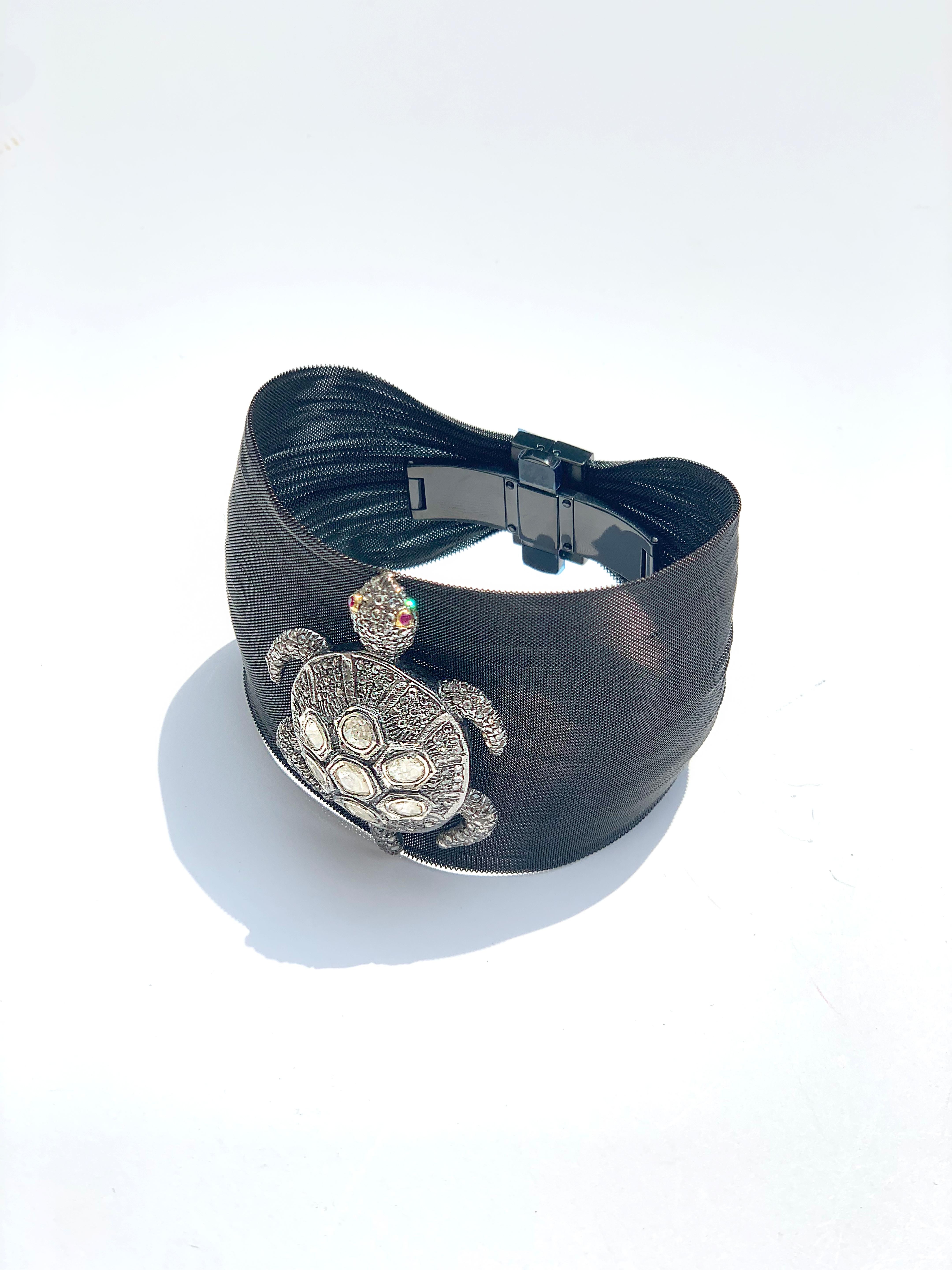 Clarissa Bronfman Bracelet tortue en maille d'argent anthracite, diamants taille rose et rubis en vente 10