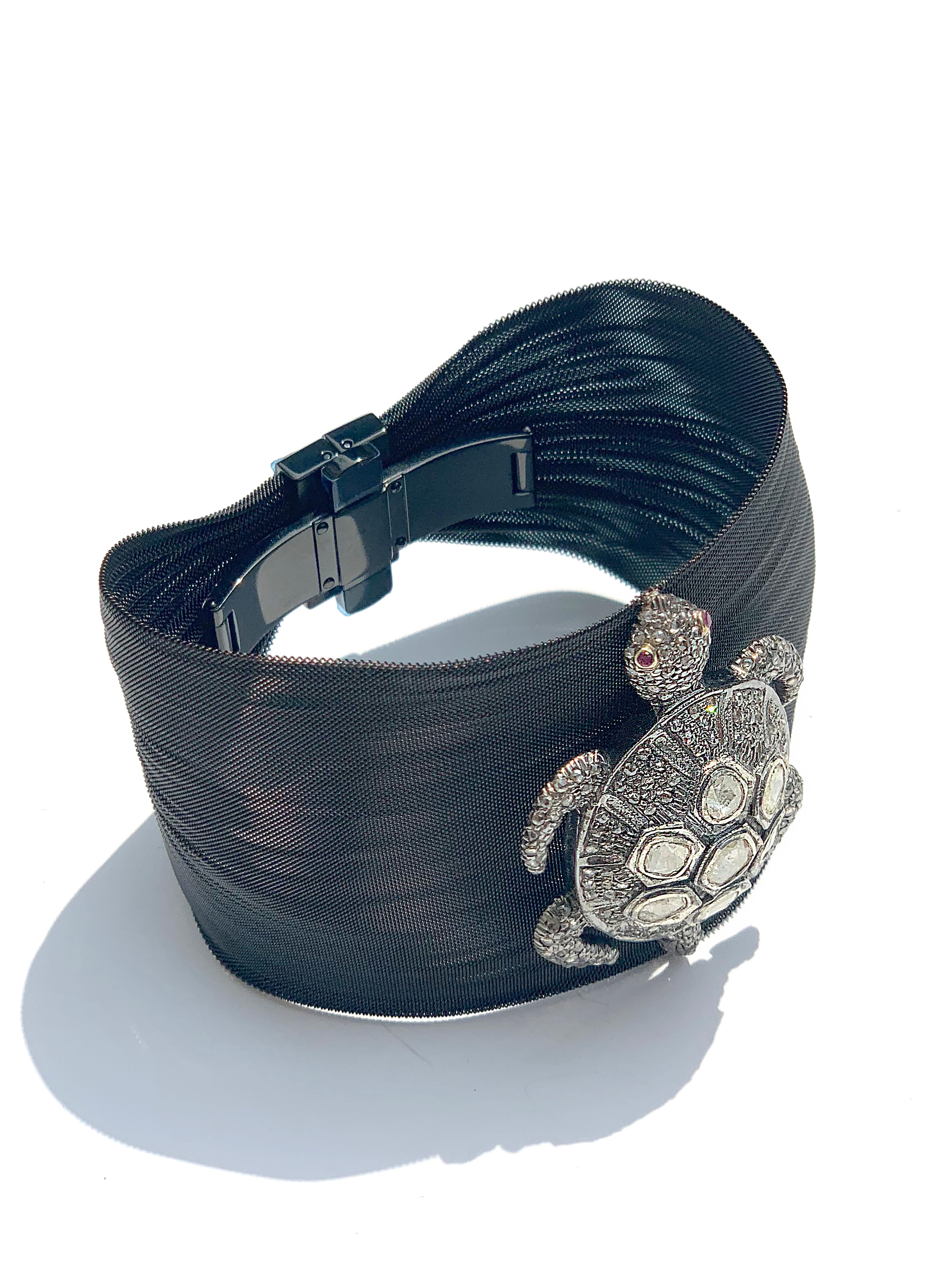 Clarissa Bronfman Bracelet tortue en maille d'argent anthracite, diamants taille rose et rubis en vente 11