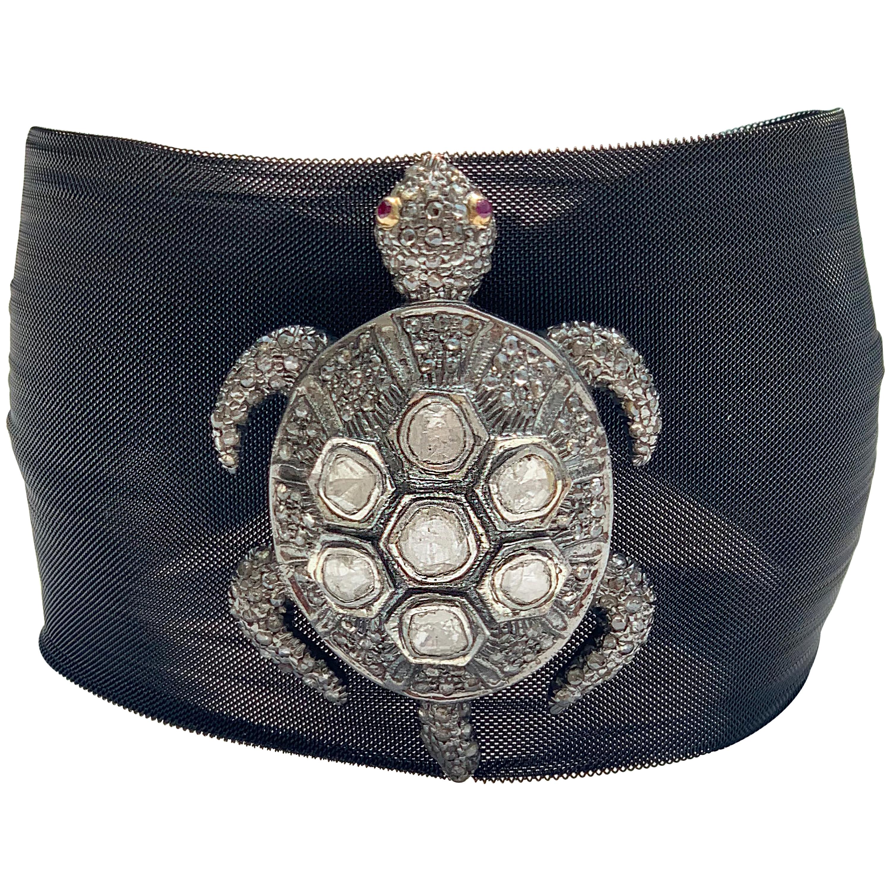 Clarissa Bronfman Schildkrötenarmband aus anthrazitfarbenem Silber mit Diamanten im Rosenschliff und Rubinen im Angebot 1