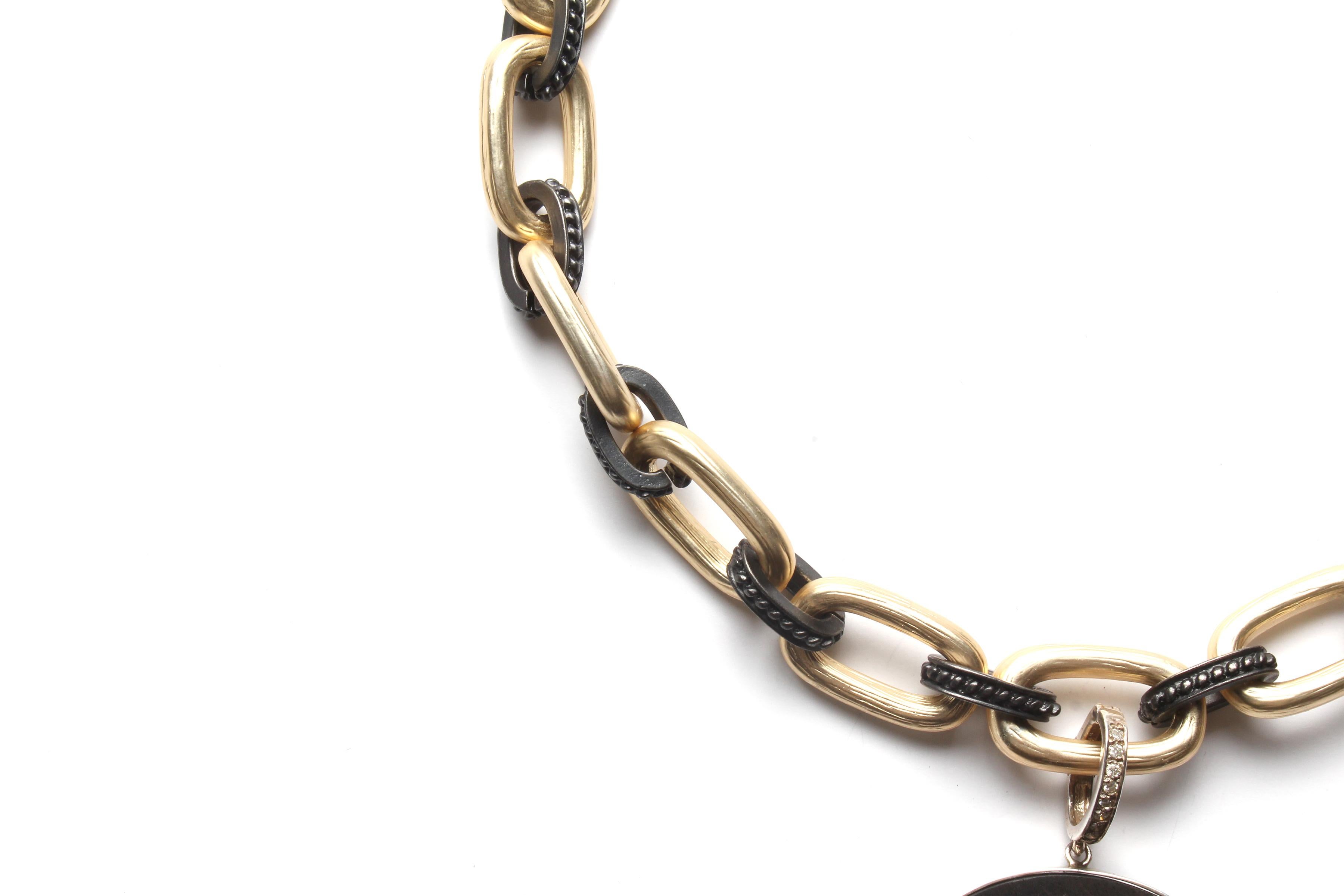 Taglio misto Ciondolo a forma di croce in argento con diamante d'ebano e catena a maglie spesse in argento di CLARISSA BRONFMAN in vendita