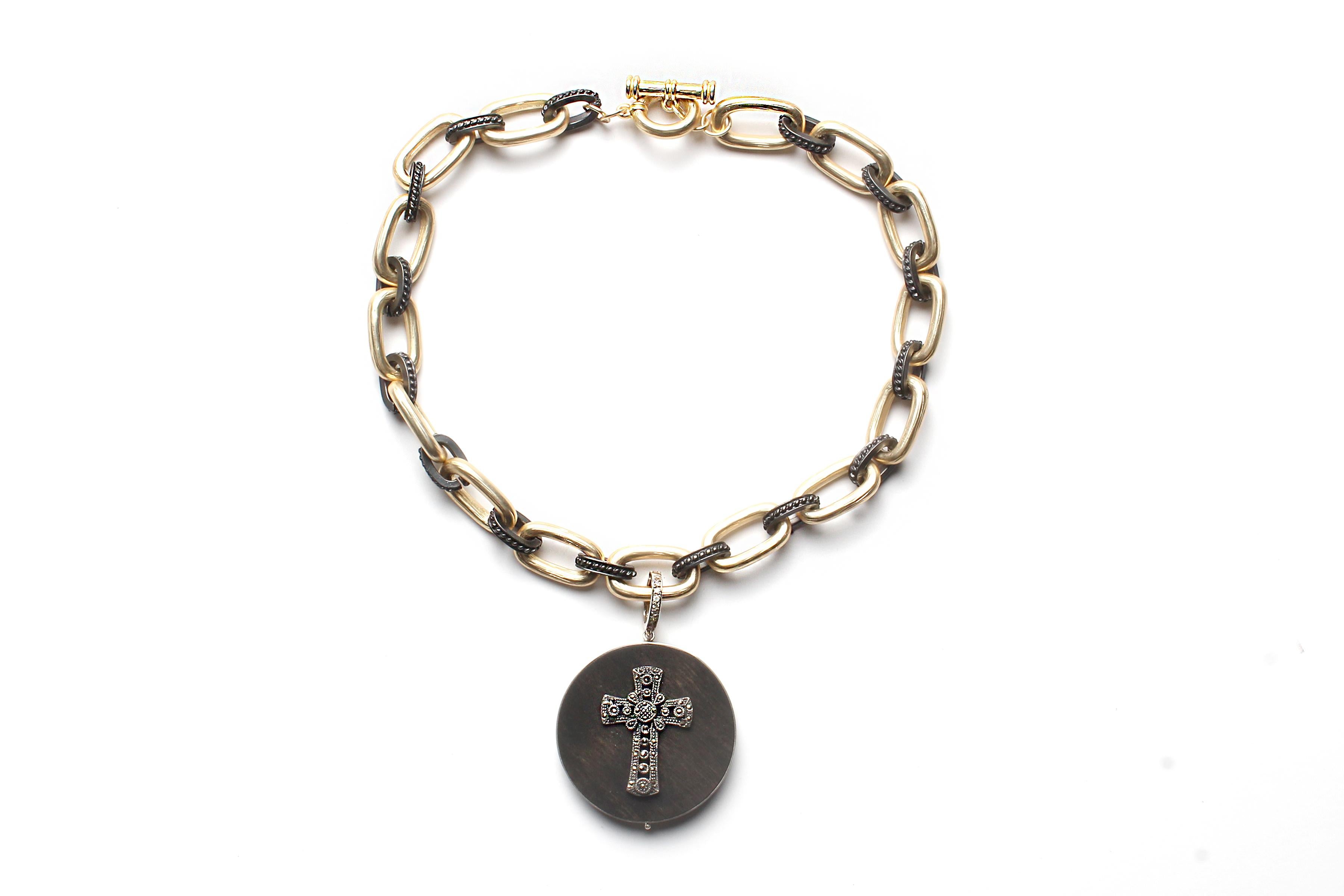 Ciondolo a forma di croce in argento con diamante d'ebano e catena a maglie spesse in argento di CLARISSA BRONFMAN In condizioni Nuovo in vendita a New York, NY