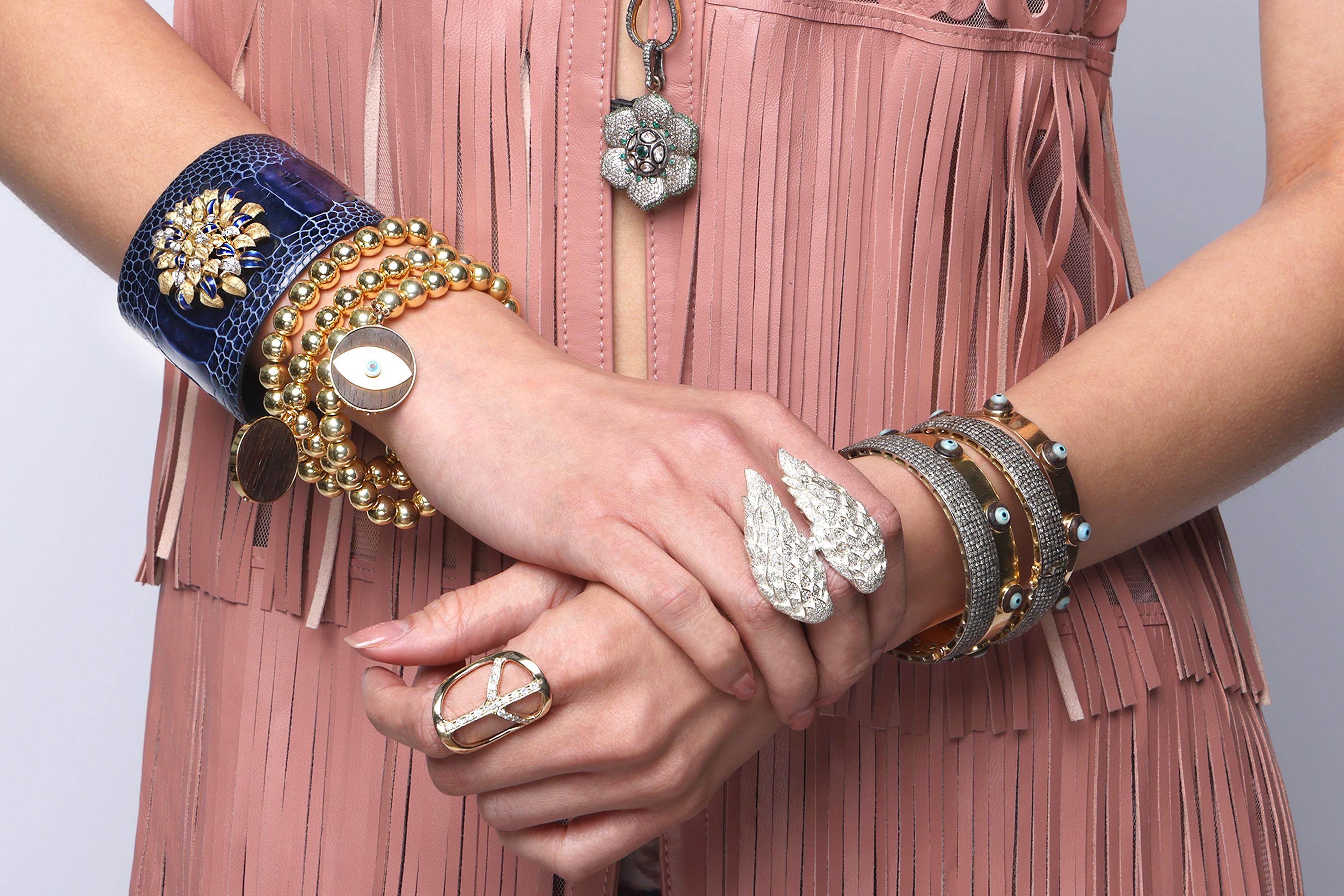 Taglio misto Clarissa Bronfman Bracciale con ematite e oro 14k placcato oro e ebano con perline del malocchio in vendita
