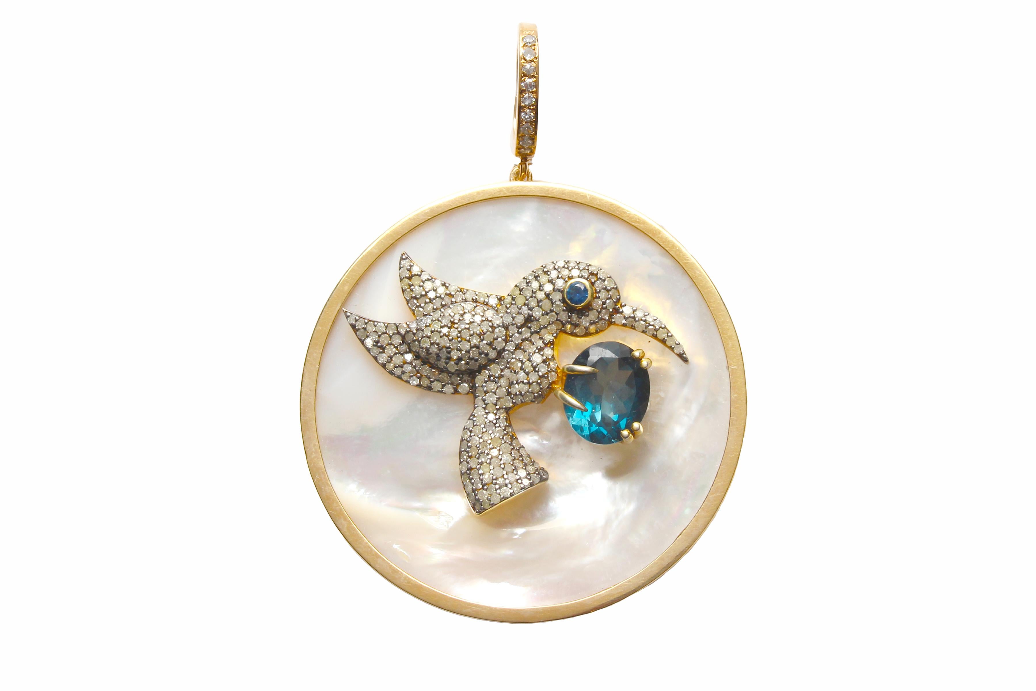 Clarissa Bronfman Ciondolo Madreperla Topazio Blu Oro Diamante Colibrì in vendita 1
