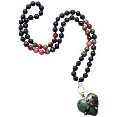 Clarissa Bronfman Halskette mit Herzanhänger aus 14 Karat Gold mit Onyx, Achat, Diamant und Jade