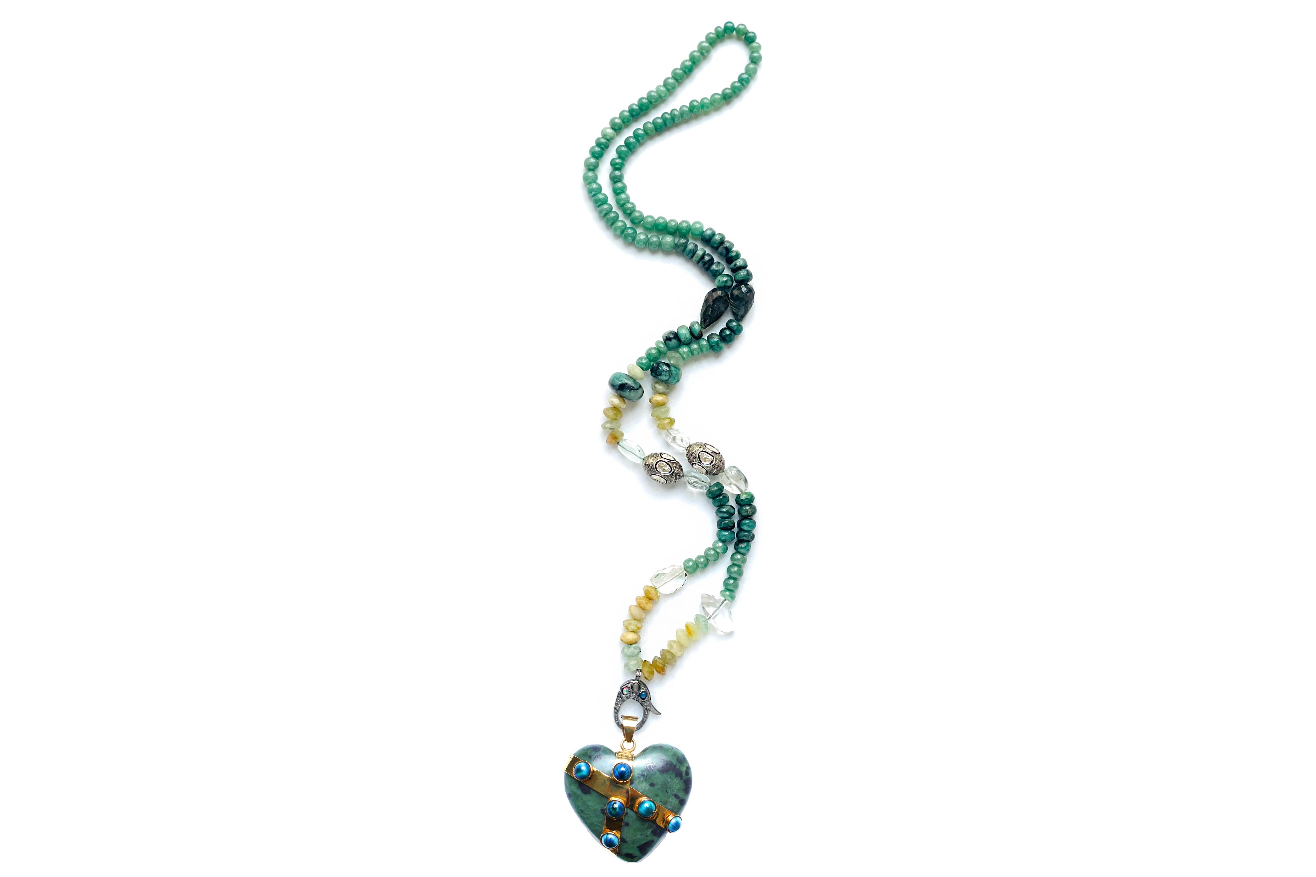 Contemporain Clarissa Bronfman Collier de perles grand cœur en opale, jade, pierre de lune, calcédoine et agate en vente