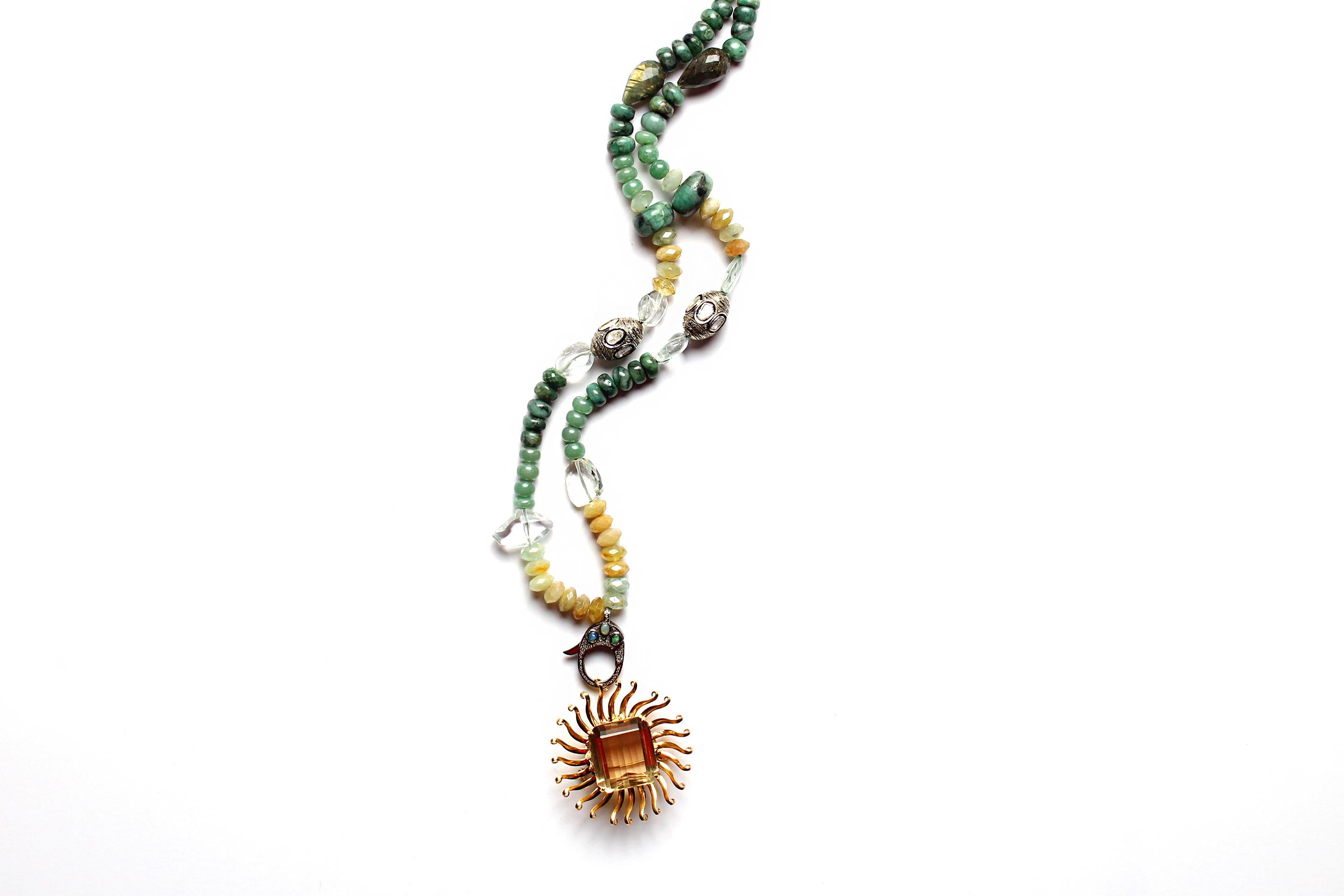 Clarissa Bronfman, collier pendentif soleil en perles, opale, jade, pierre de lune, diamant et citrine en vente 5