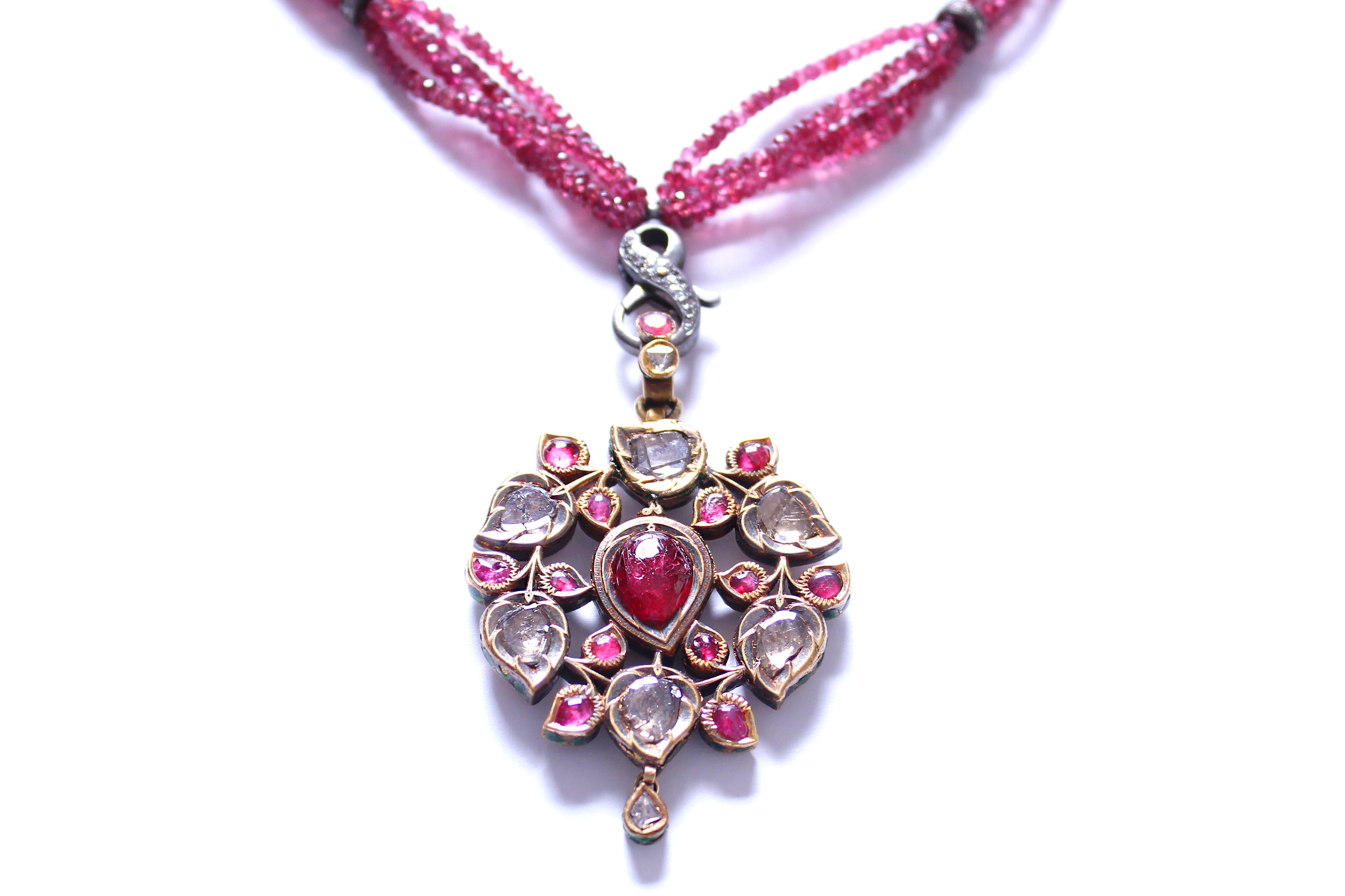 Halskette mit indischem Vintage-Anhänger von Clarissa Bronfman, rosa Rubin, Diamant, Kristall, Rubin (Gemischter Schliff) im Angebot