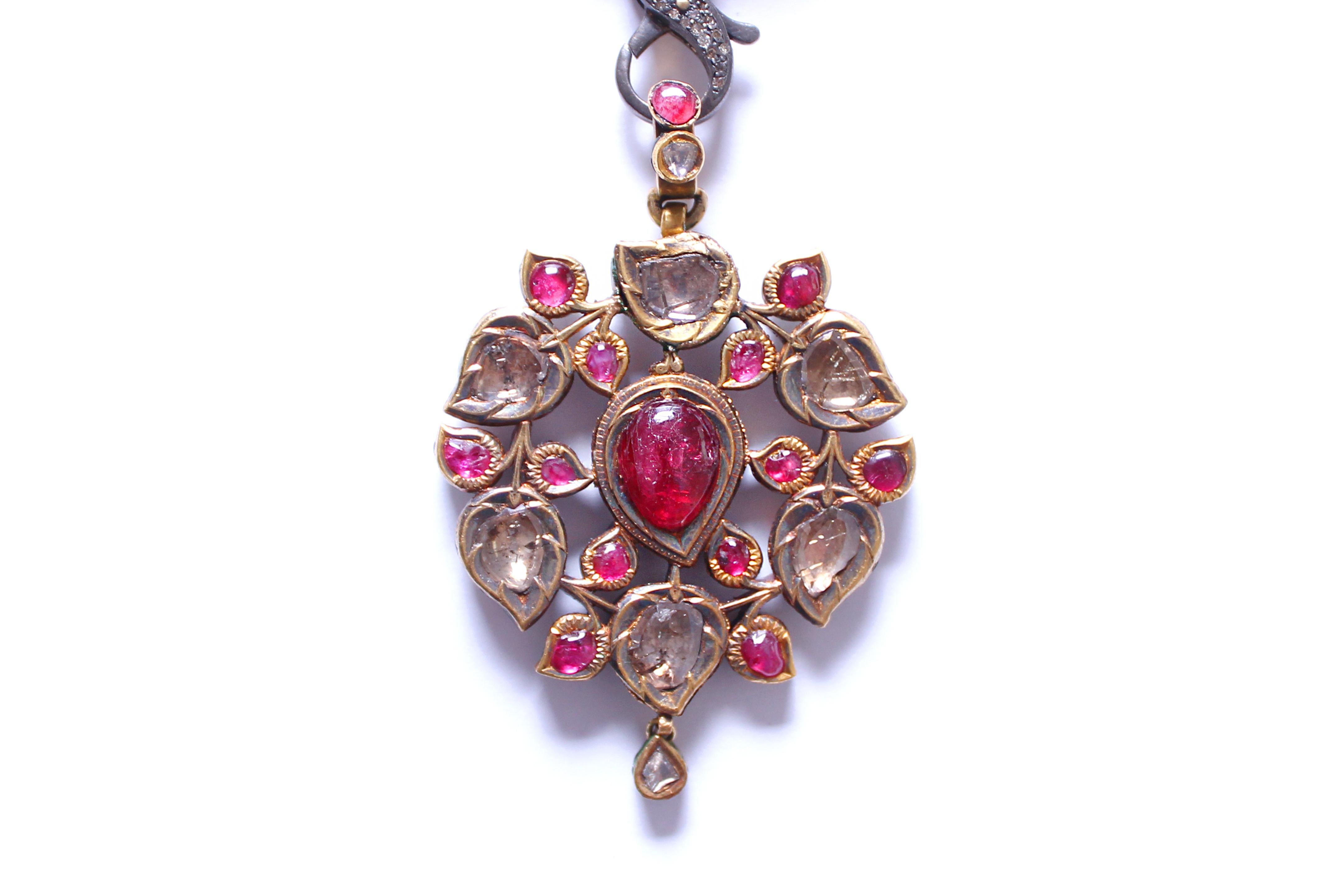 Halskette mit indischem Vintage-Anhänger von Clarissa Bronfman, rosa Rubin, Diamant, Kristall, Rubin im Angebot 1