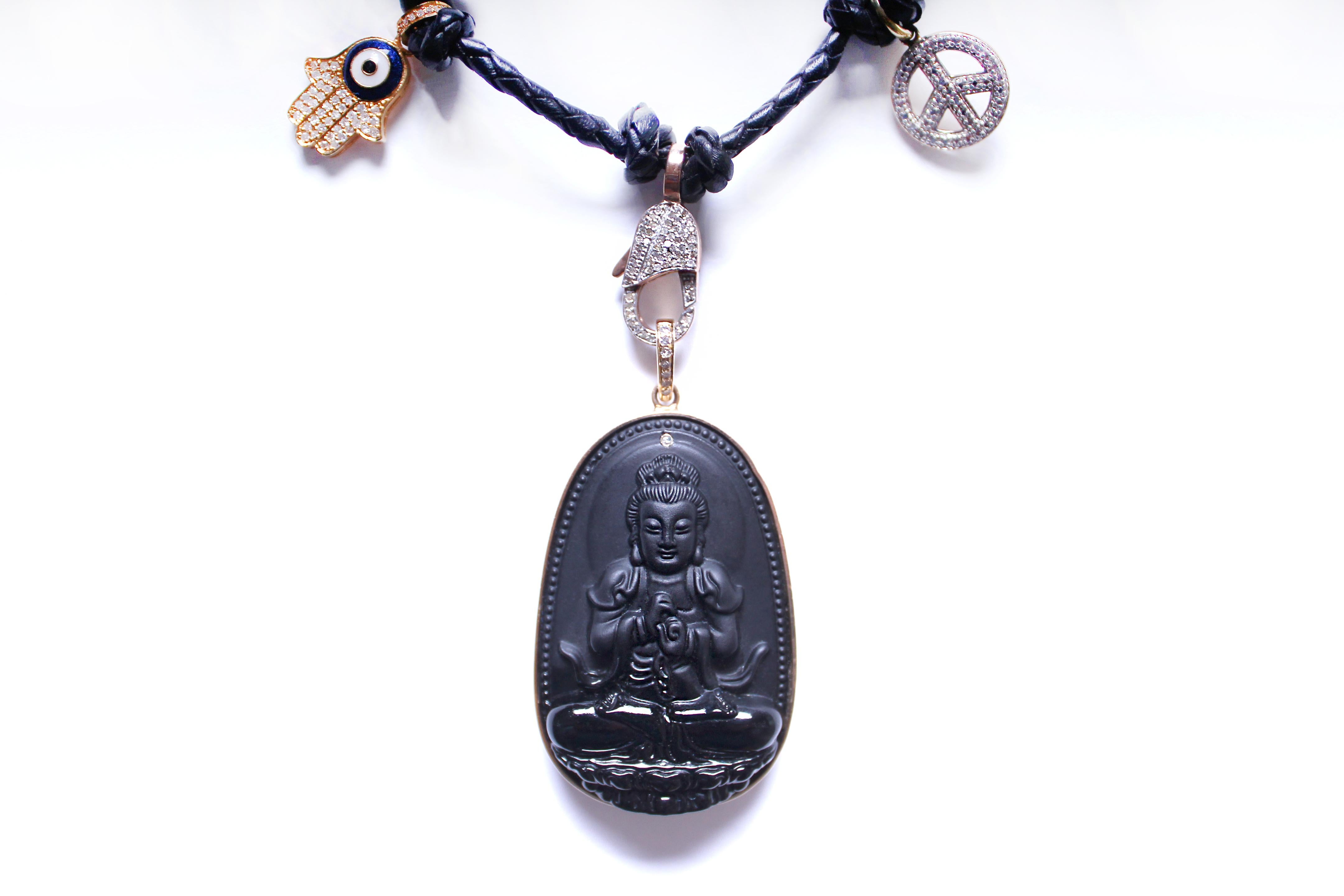 Taille mixte Clarissa Bronfman Pendentif en or, orné de quartz, diamants et de roses de Bouddha en roche volcanique en vente