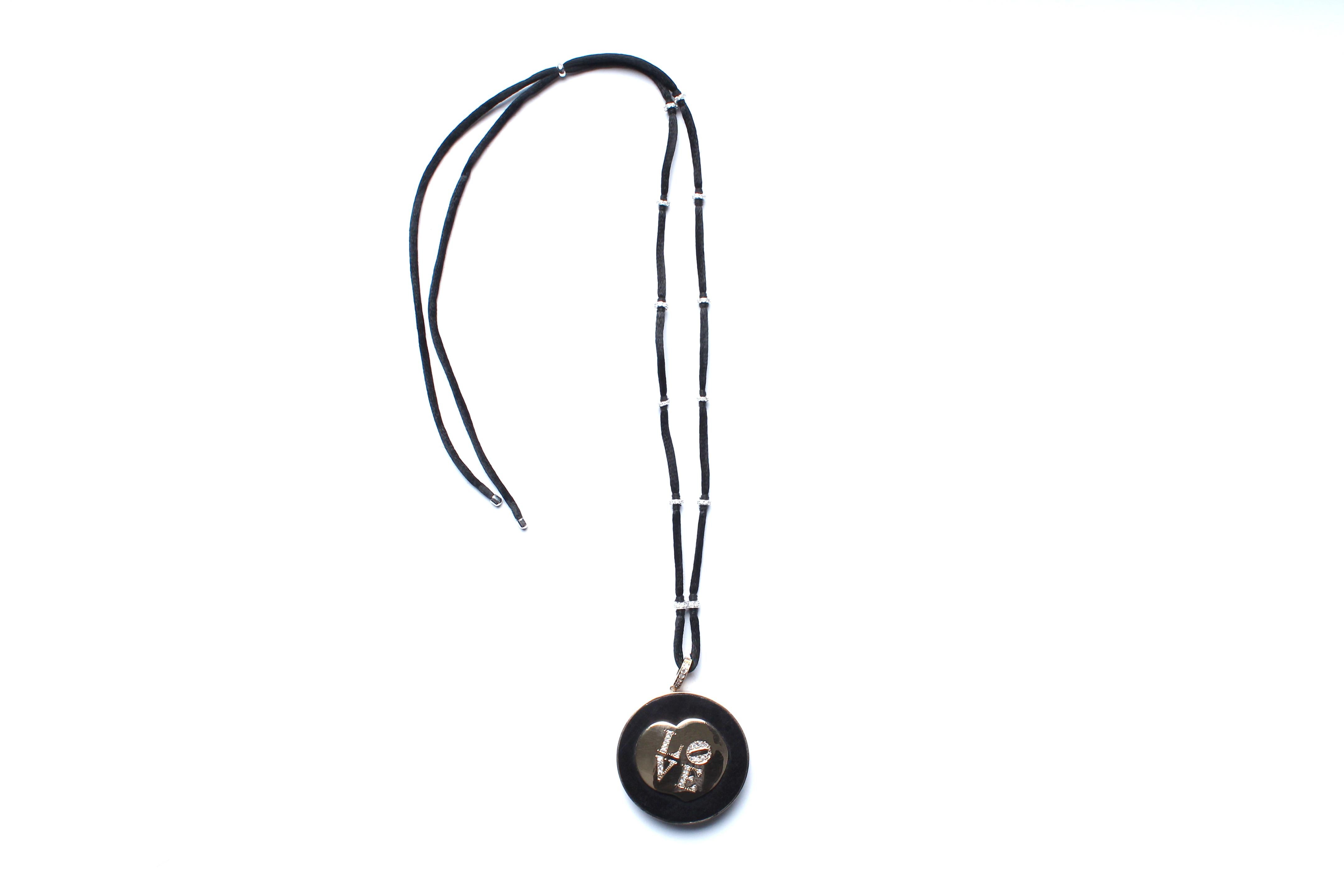 Le pendentif Signature Love Ebony est composé de
- 1,75
