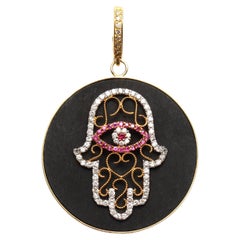 Clarissa Bronfman Pendentif signé Hamsa en ébène, or 14 carats, diamants et rubis