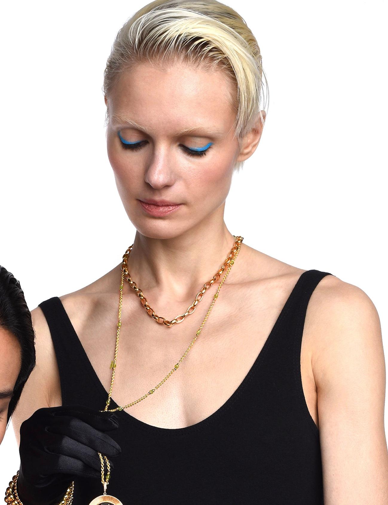 Taille brillant Clarissa Bronfman Collier caractéristique en or massif 14 carats avec pendentif œil maléfique en ébène en vente