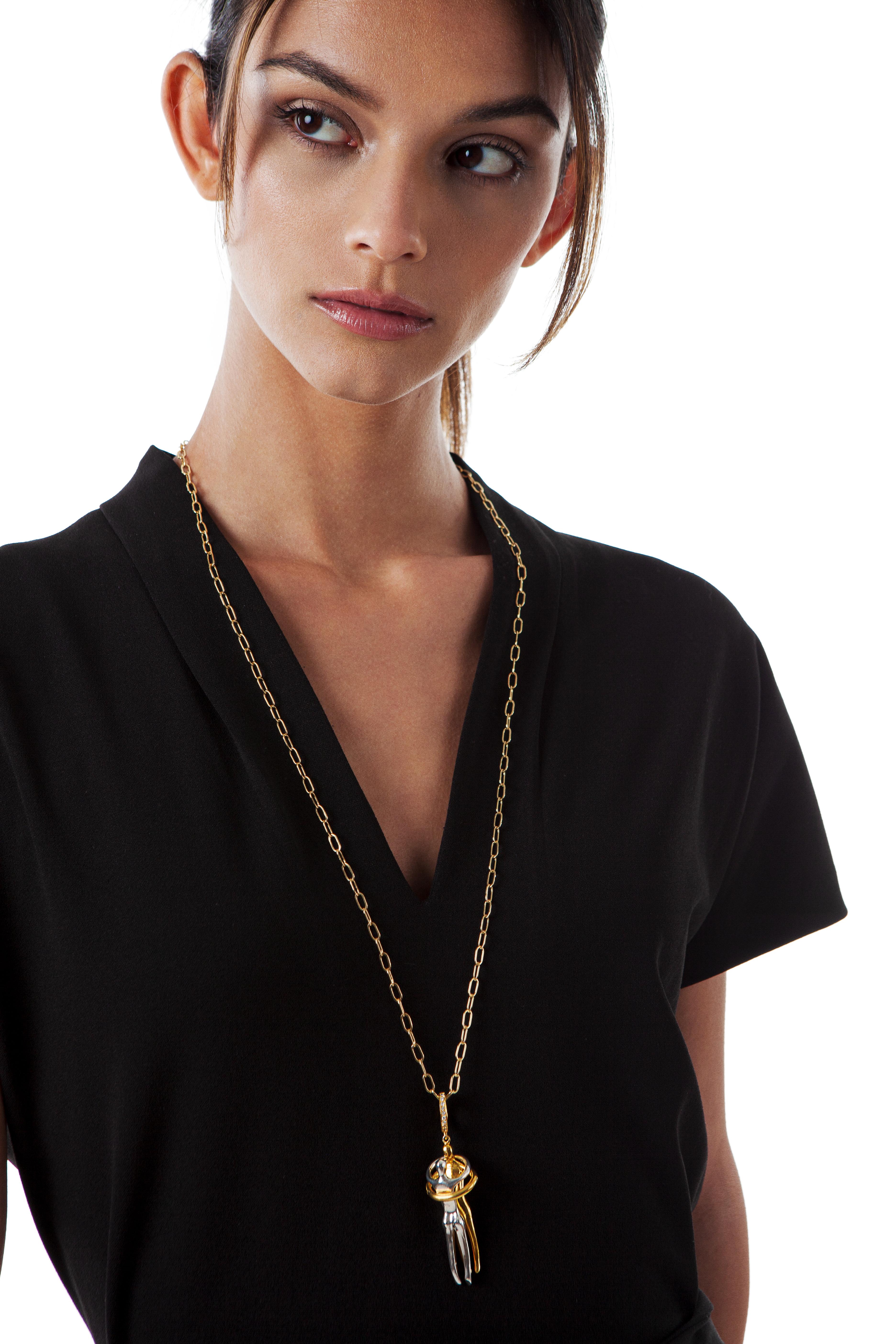 Contemporaneo Ciondolo con abbraccio della firma di Clarissa Bronfman e catena a barile di serpente in vendita