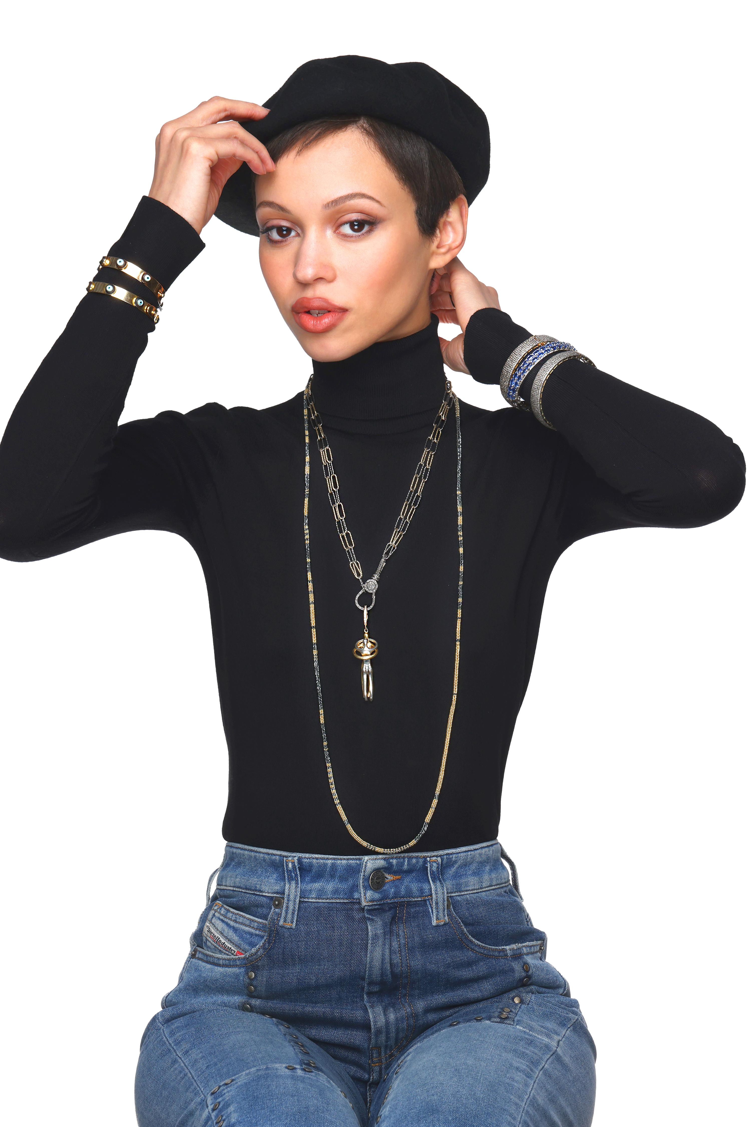 Taglio misto Ciondolo con abbraccio della firma di Clarissa Bronfman e catena a barile di serpente in vendita