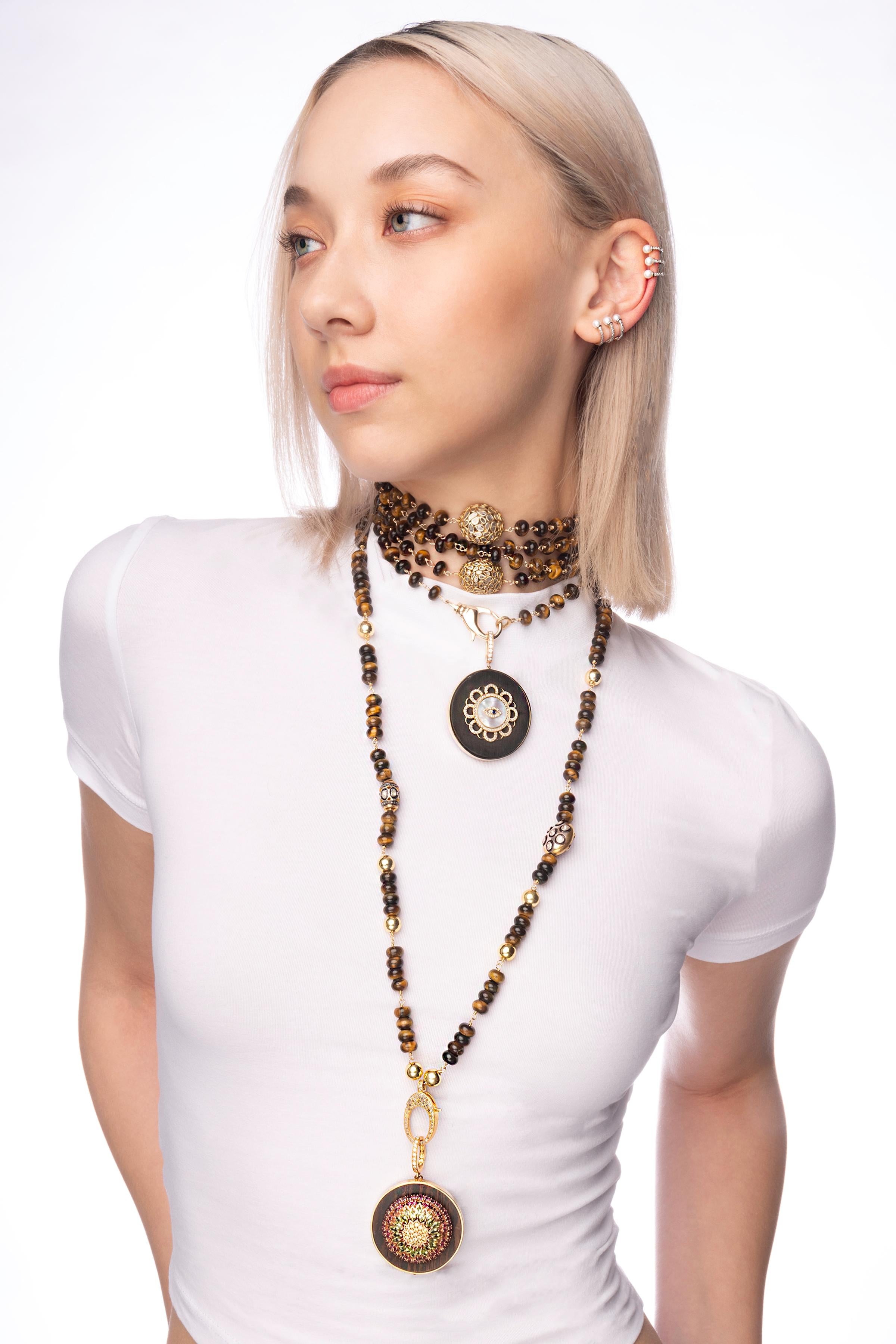Clarissa Bronfman, rosario in oro con occhio di tigre e ciondolo in malachite con diamante e ebano in vendita 5