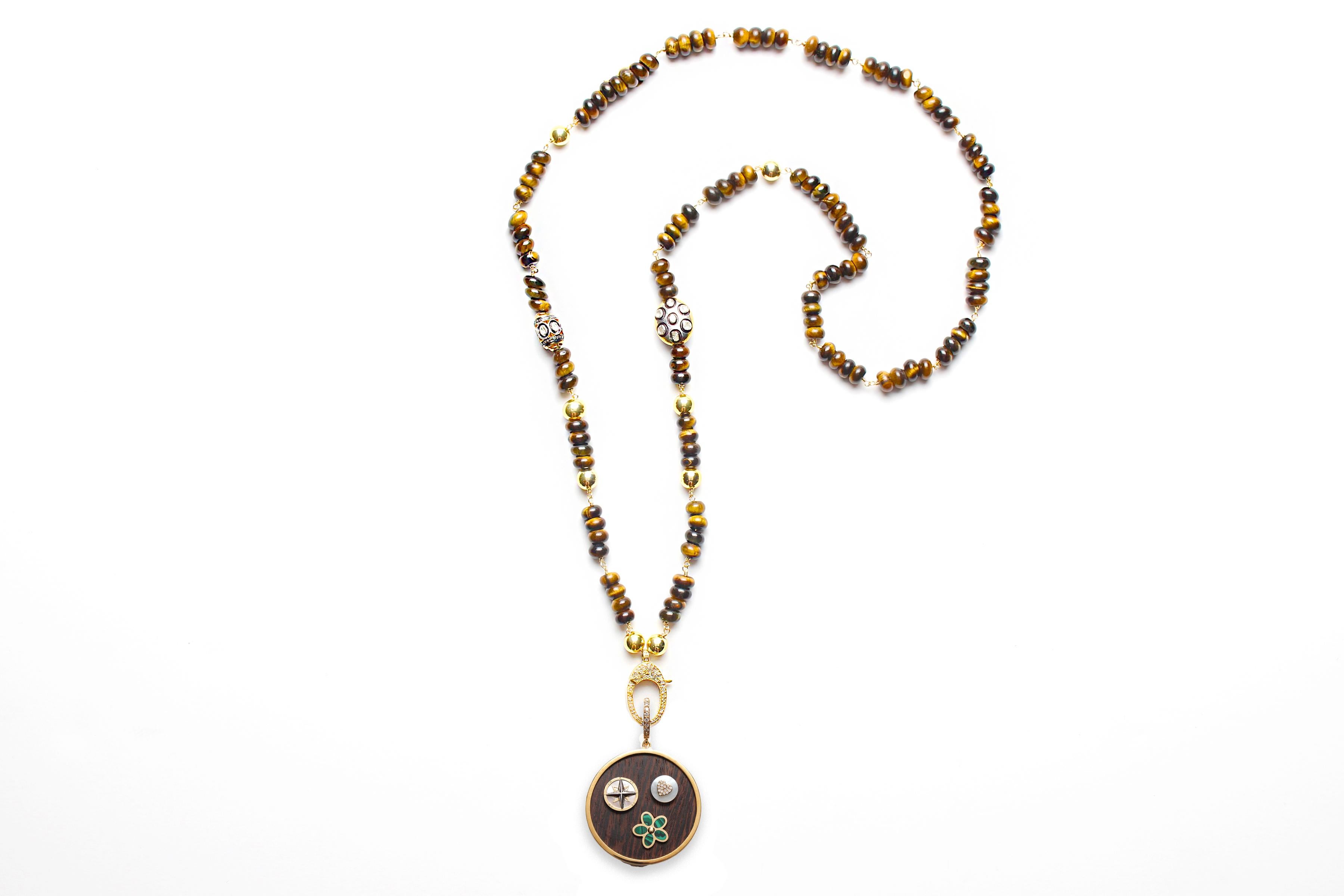 Clarissa Bronfman, rosario in oro con occhio di tigre e ciondolo in malachite con diamante e ebano in vendita 3