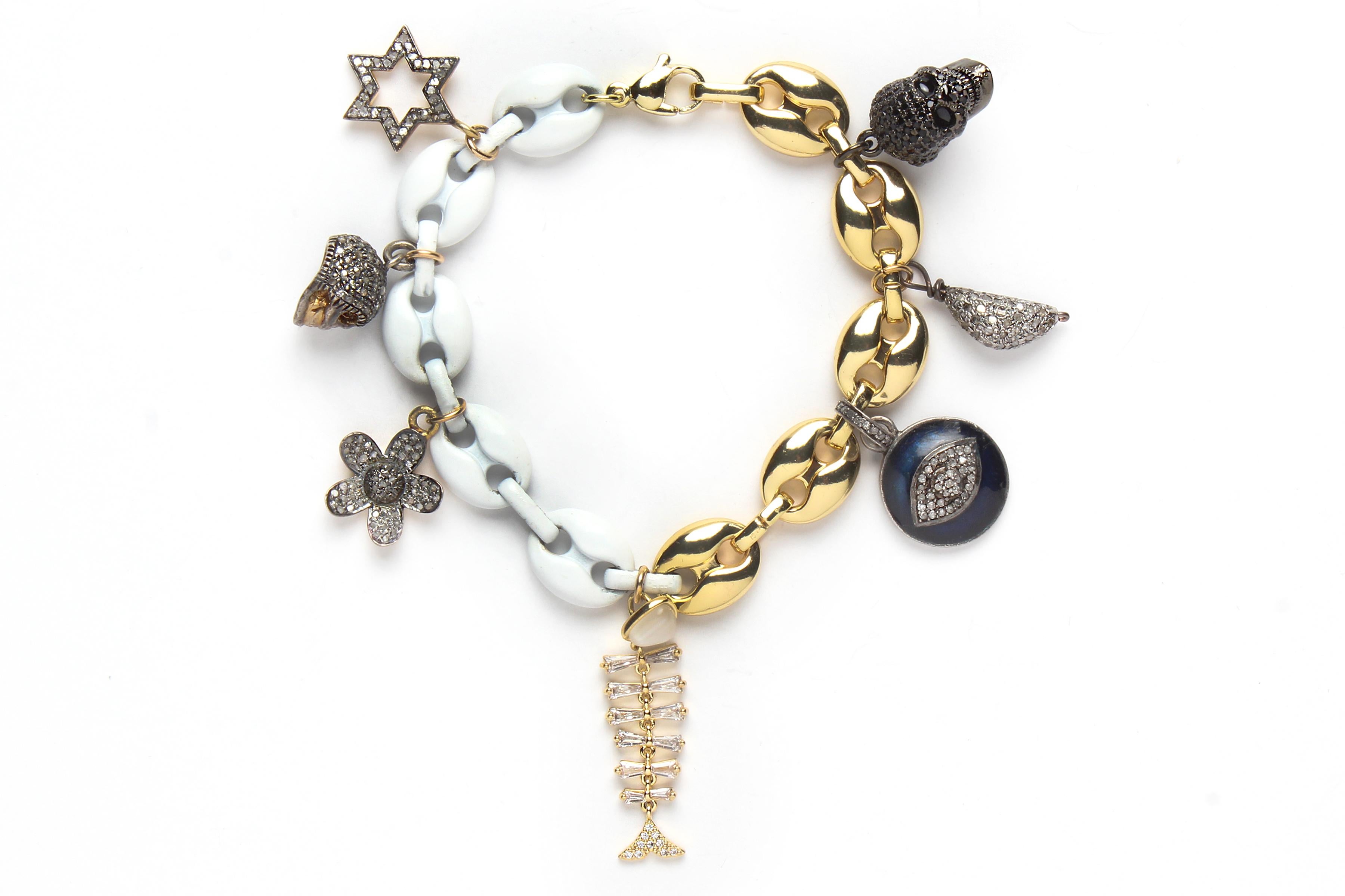 Taglio misto Clarissa Bronfman Bracciale Charm Navale con smalto bianco e diamanti d'oro in vendita