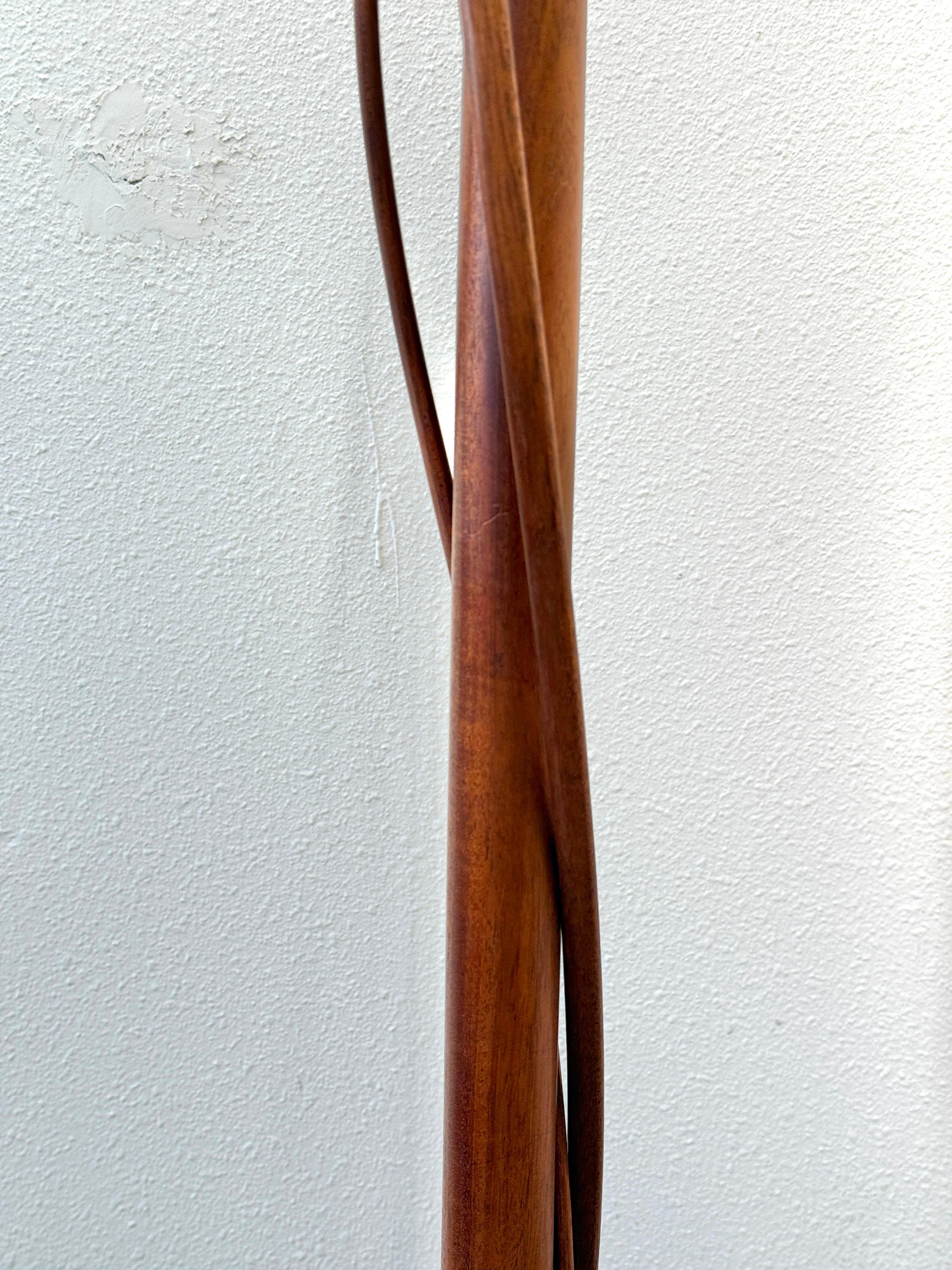 Clark Renfort Studios Geschnitzte Wood Wood Stehlampe mit zwei Ranken im Angebot 3