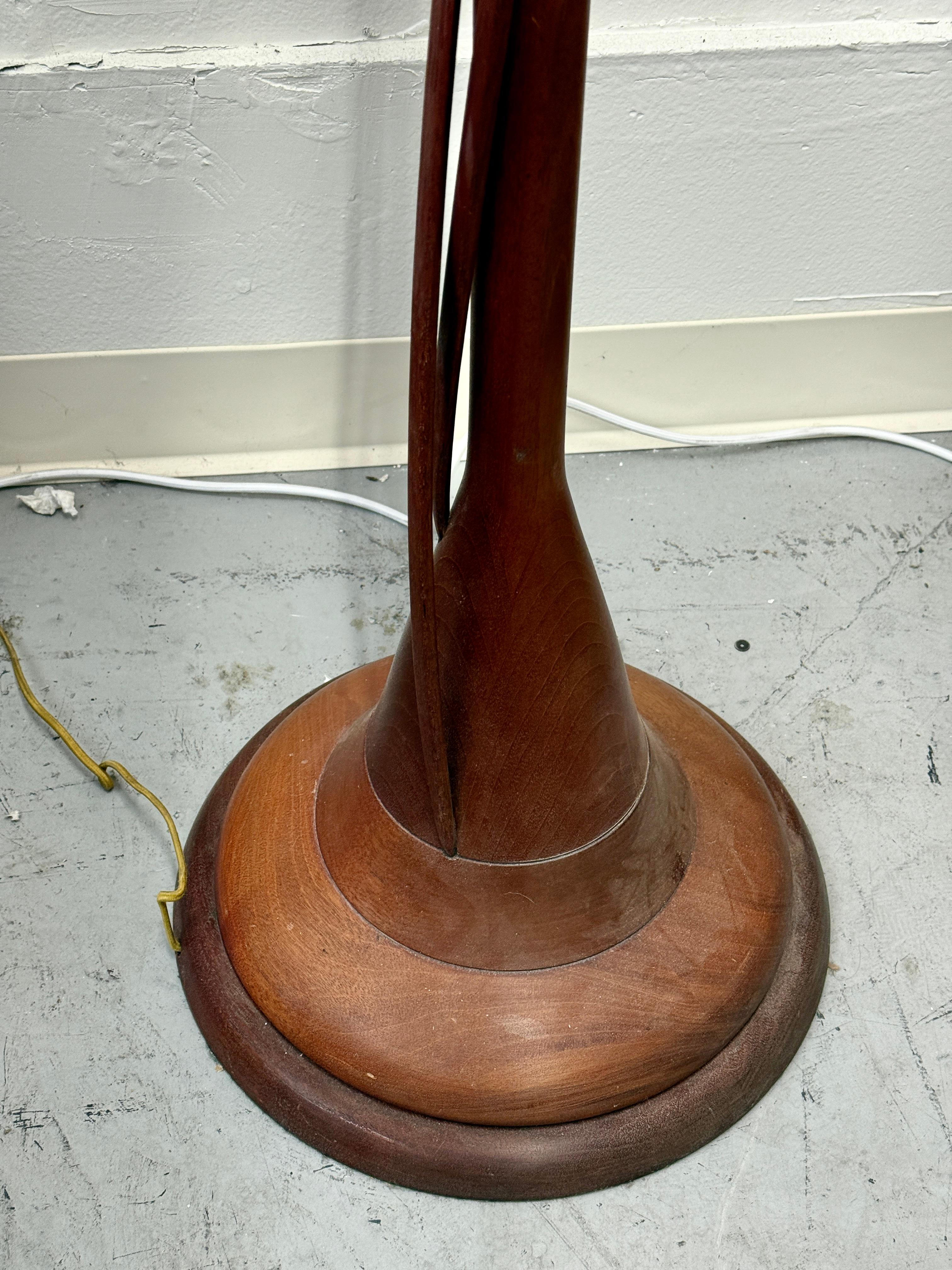 Clark Renfort Studios Geschnitzte Wood Wood Stehlampe mit zwei Ranken im Angebot 4