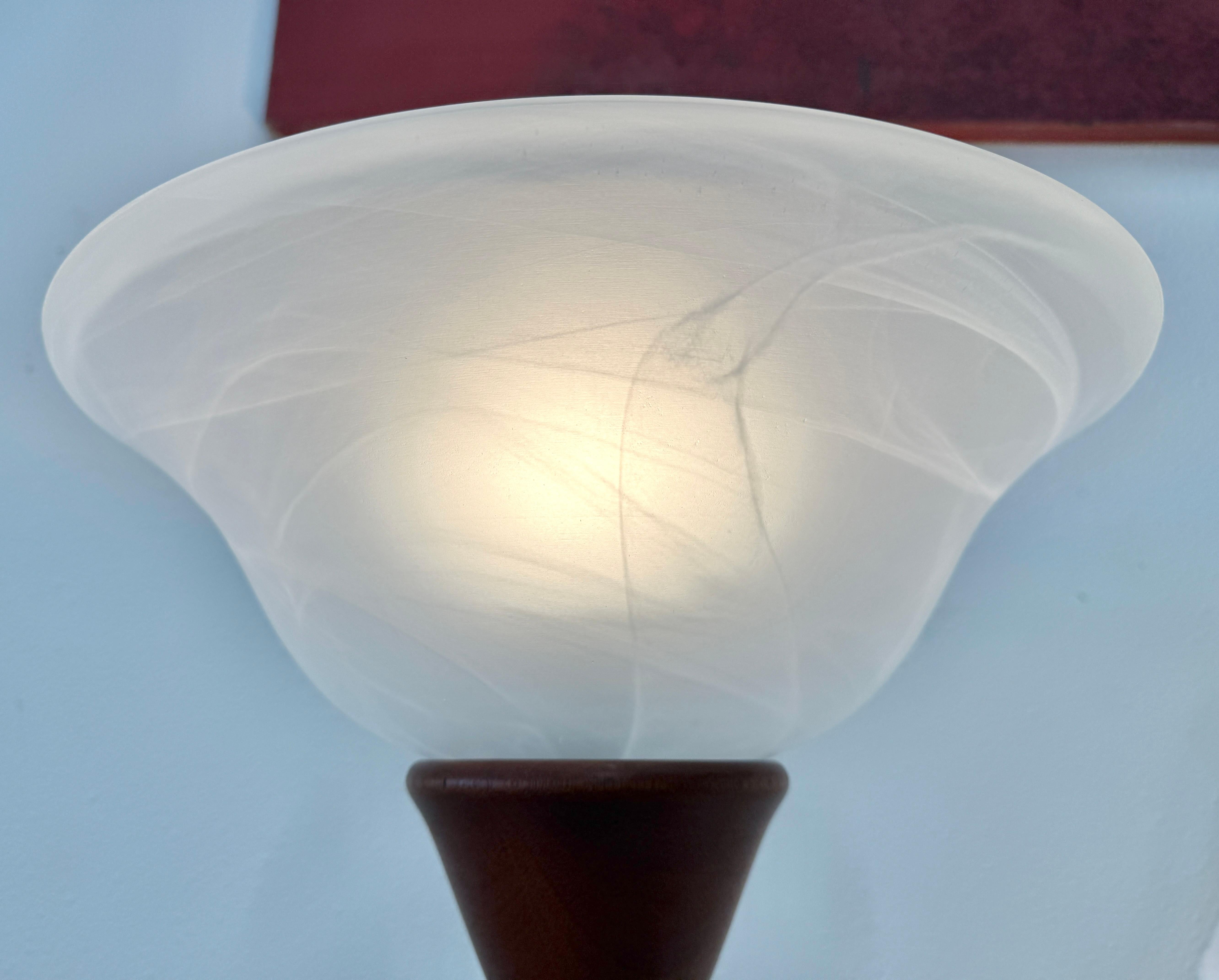 Clark Renfort Studios Geschnitzte Wood Wood Stehlampe mit zwei Ranken im Angebot 5
