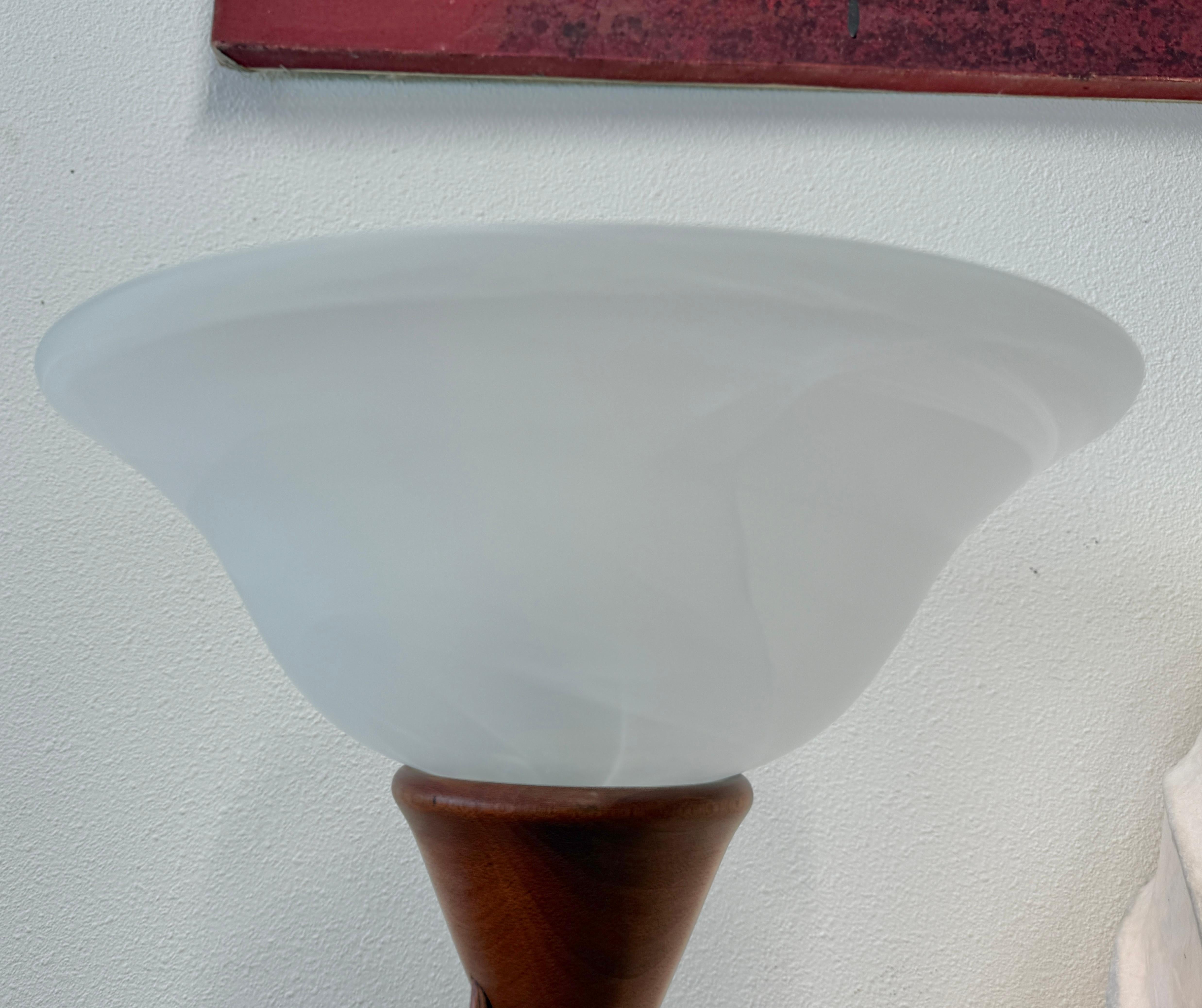 Clark Renfort Studios Geschnitzte Wood Wood Stehlampe mit zwei Ranken im Angebot 6