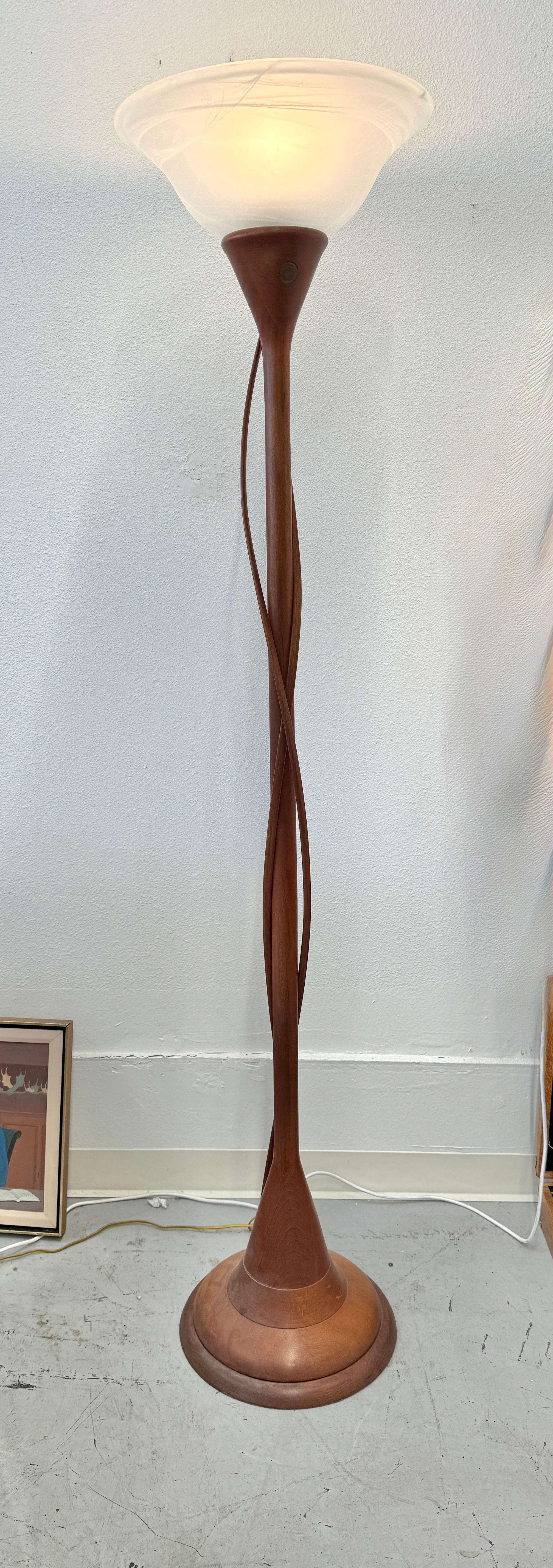 Eine schöne Stehlampe von dem bekannten kalifornischen Künstler Clark Renfort. Die Renfort Studios befinden sich in Nordkalifornien. Wir fanden diese Lampe ohne ihren Originalschirm und ersetzten ihn durch einen, der uns gefiel. Die Lampen sind