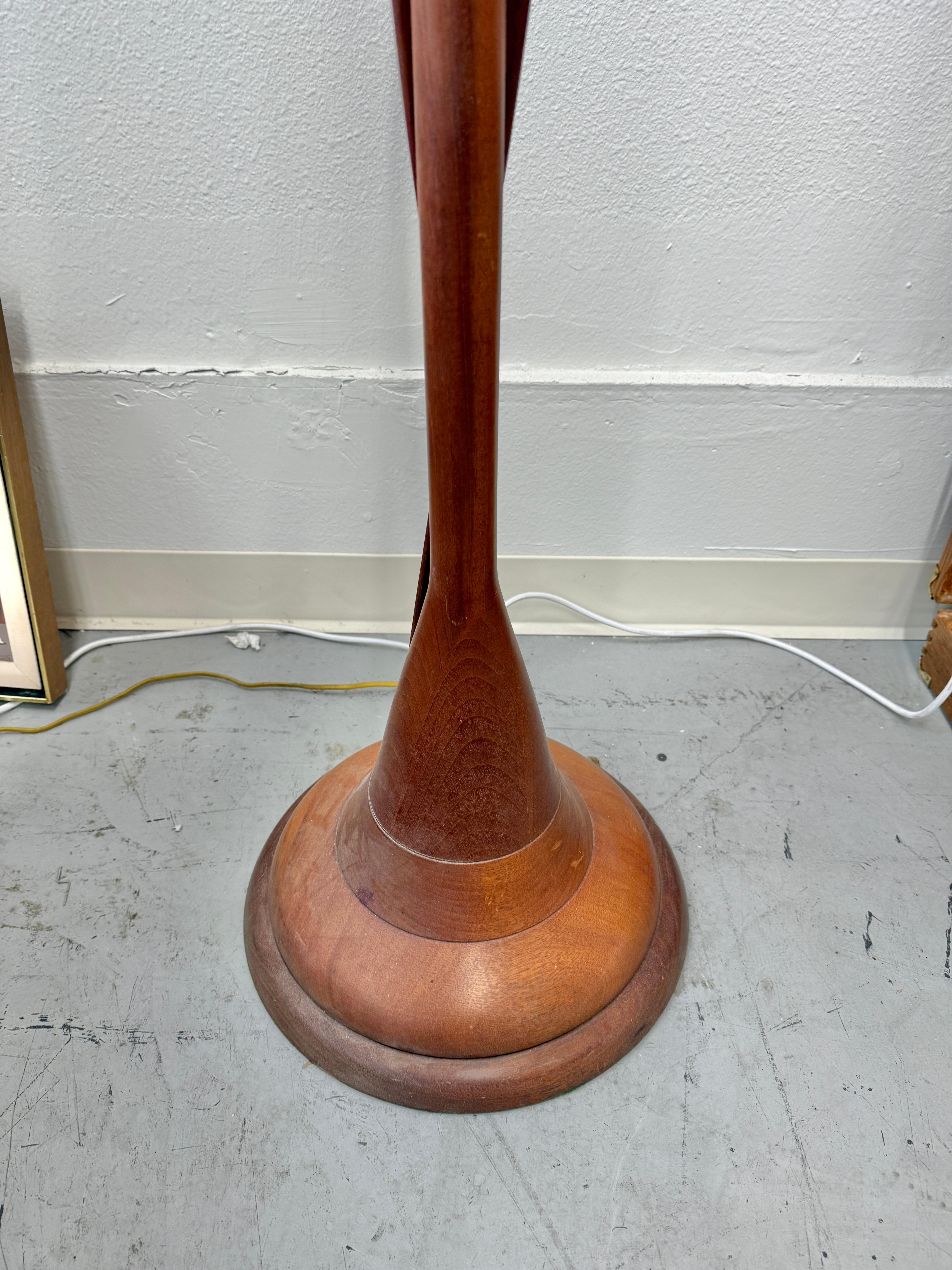 Clark Renfort Studios Geschnitzte Wood Wood Stehlampe mit zwei Ranken (amerikanisch) im Angebot
