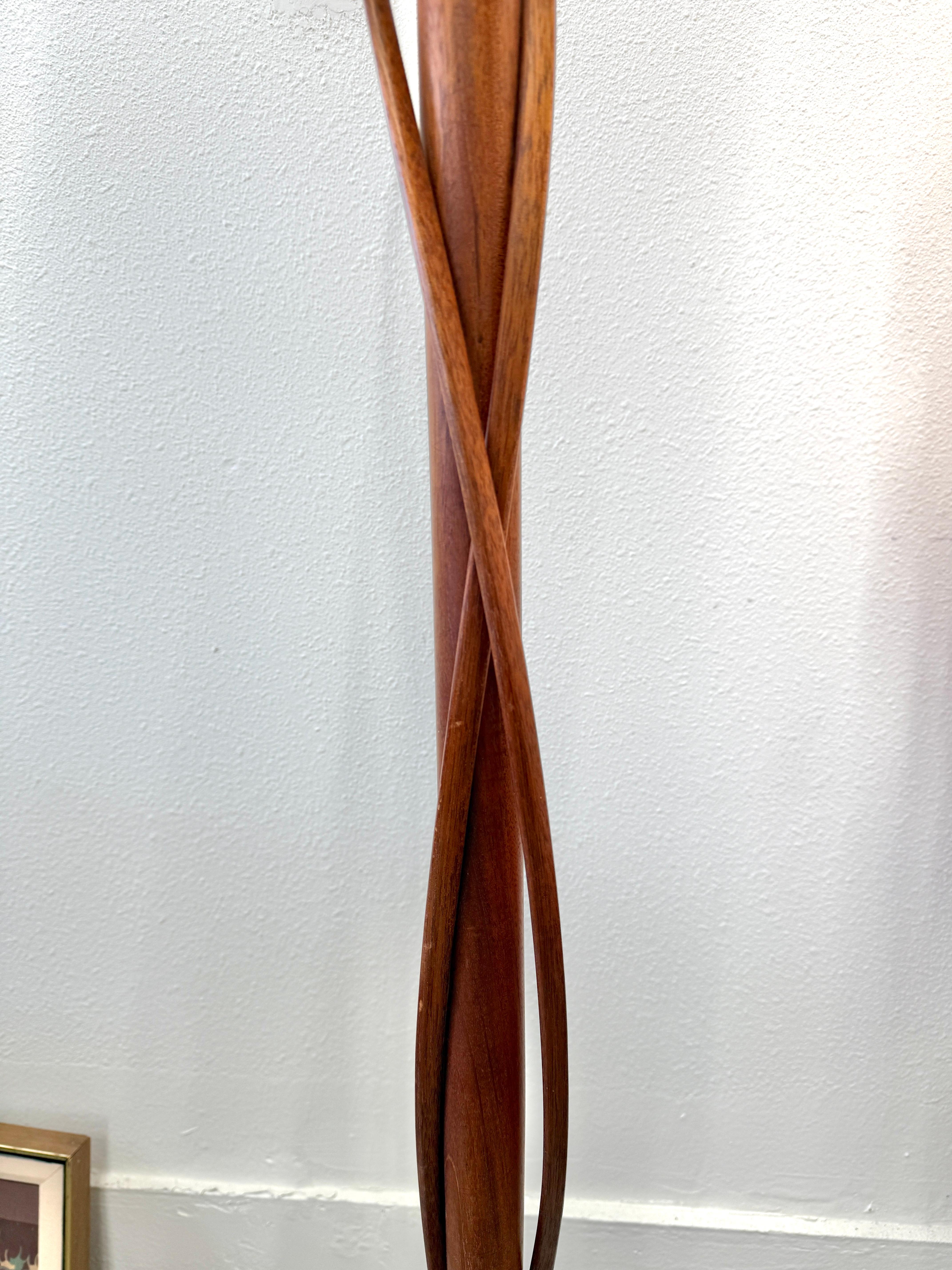 Clark Renfort Studios Geschnitzte Wood Wood Stehlampe mit zwei Ranken im Zustand „Gut“ im Angebot in Palm Springs, CA